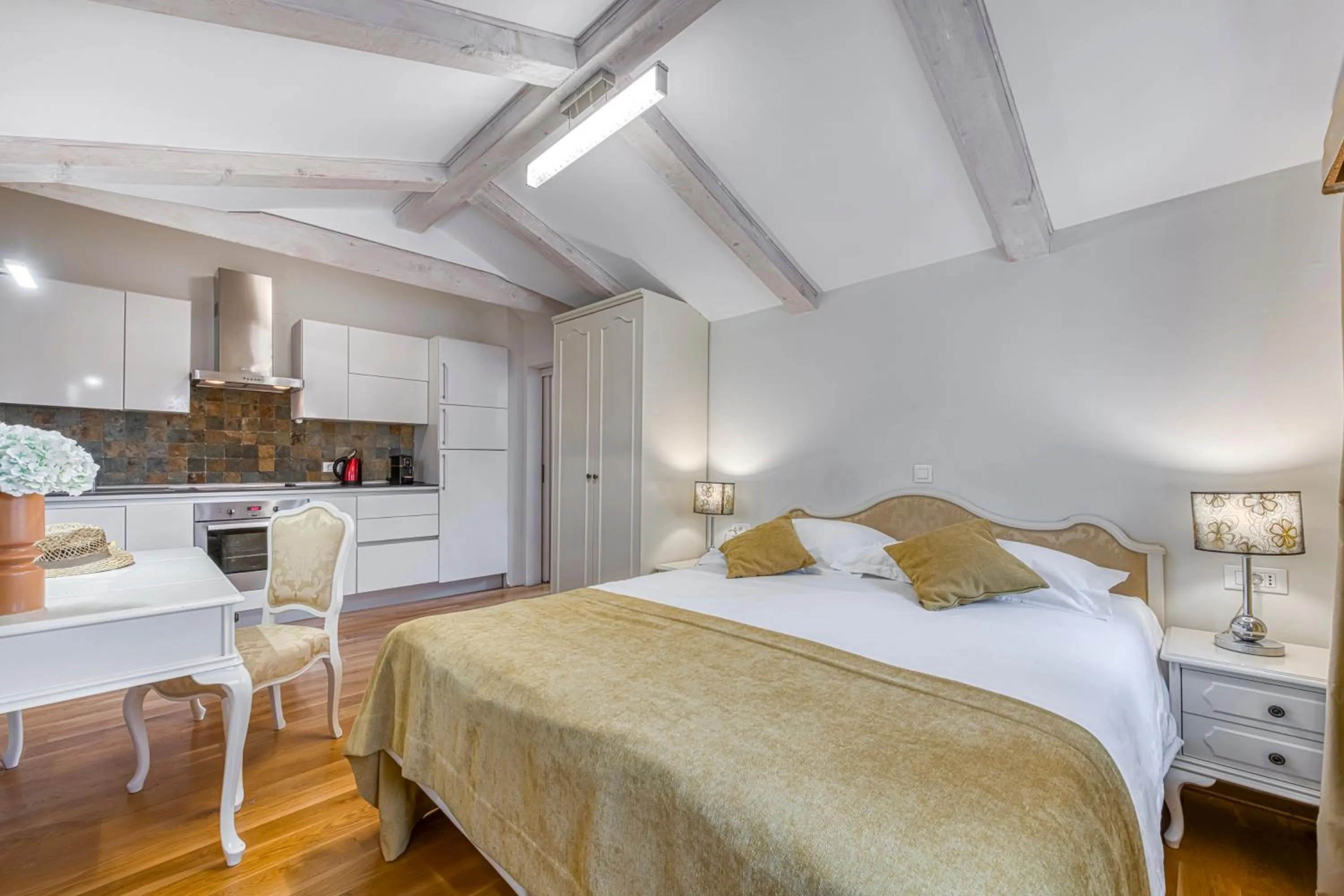 Bedroom, Bed in Palmotta Palace