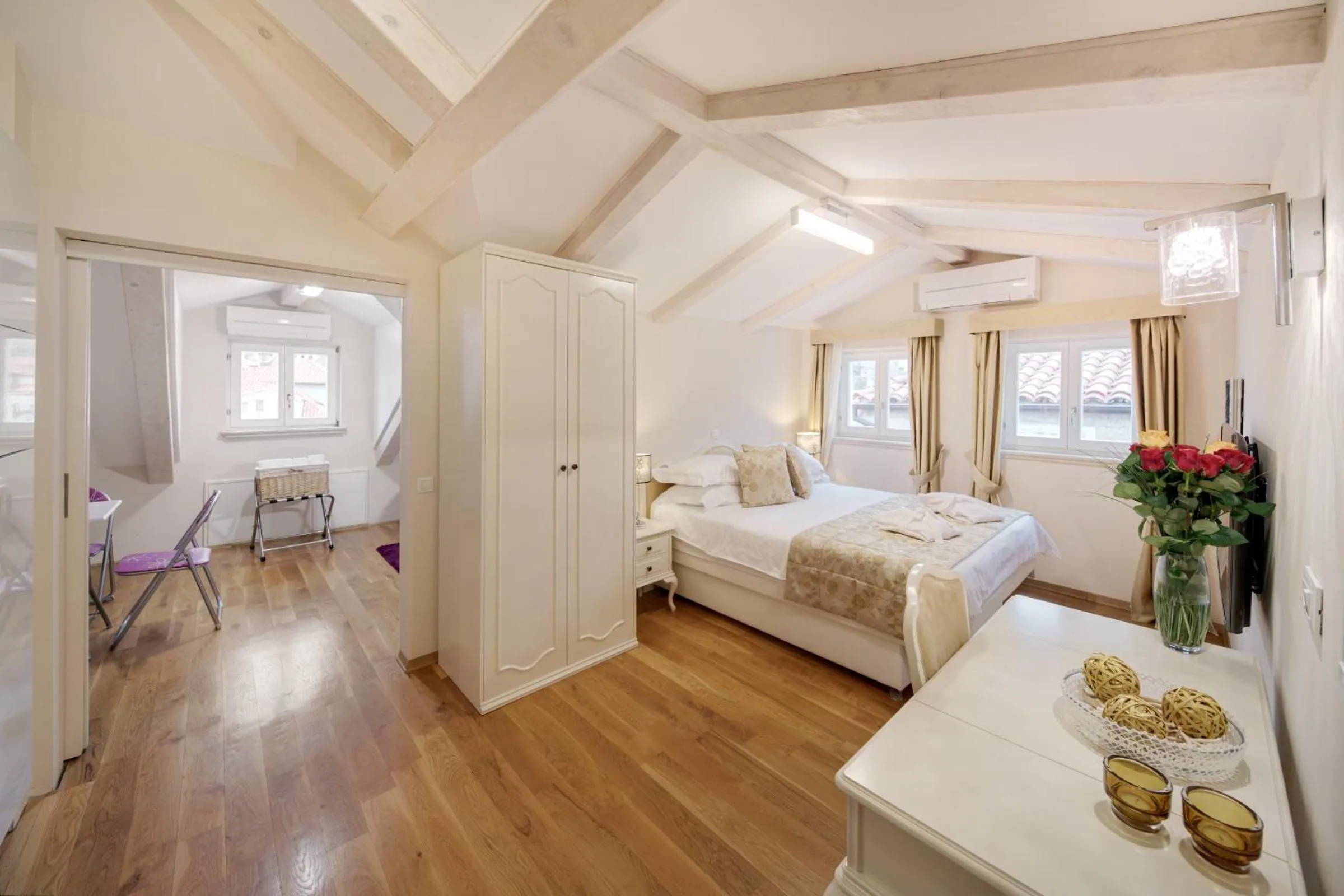 Photo of the whole room, Bed in Palmotta Palace