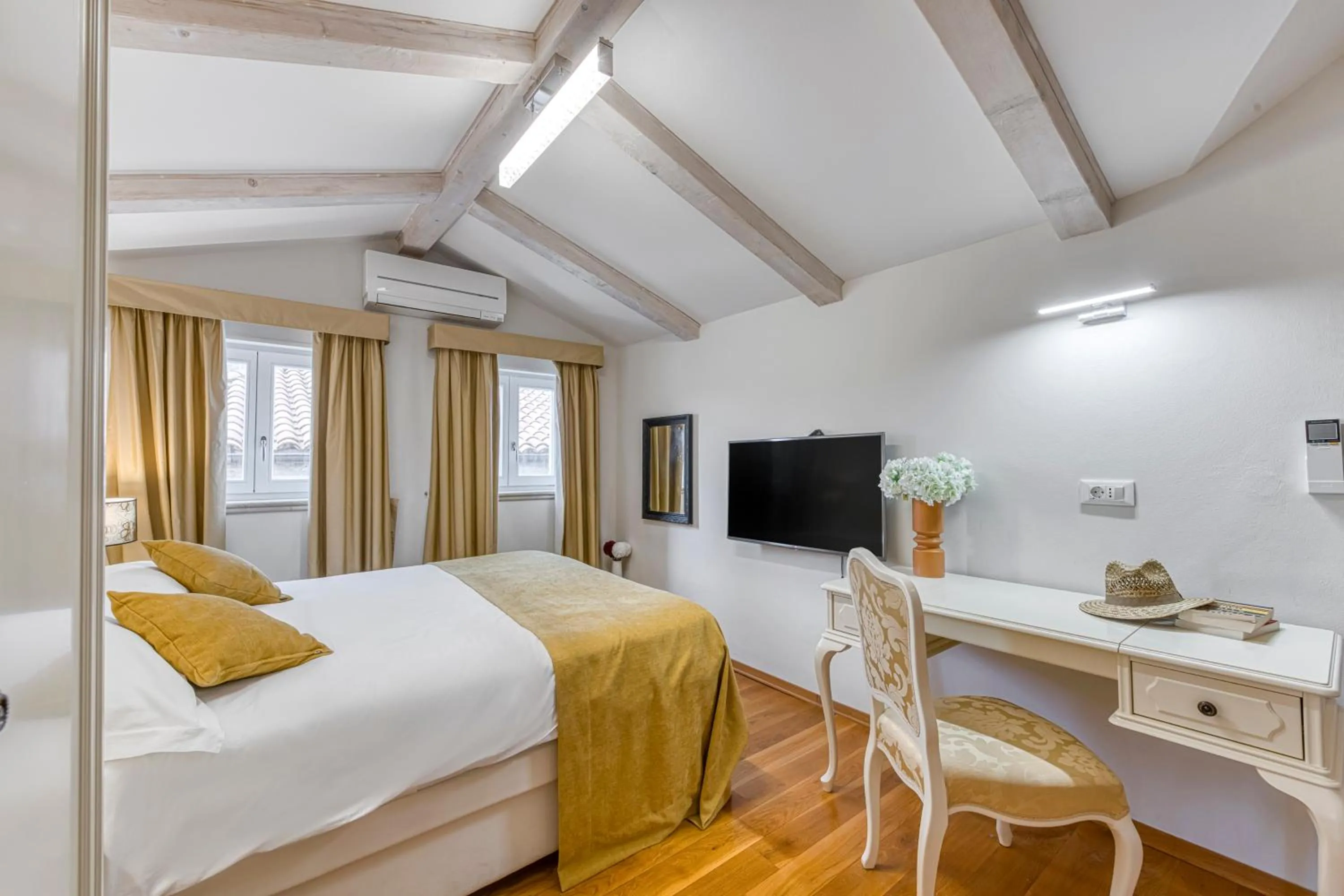 Bedroom, Bed in Palmotta Palace