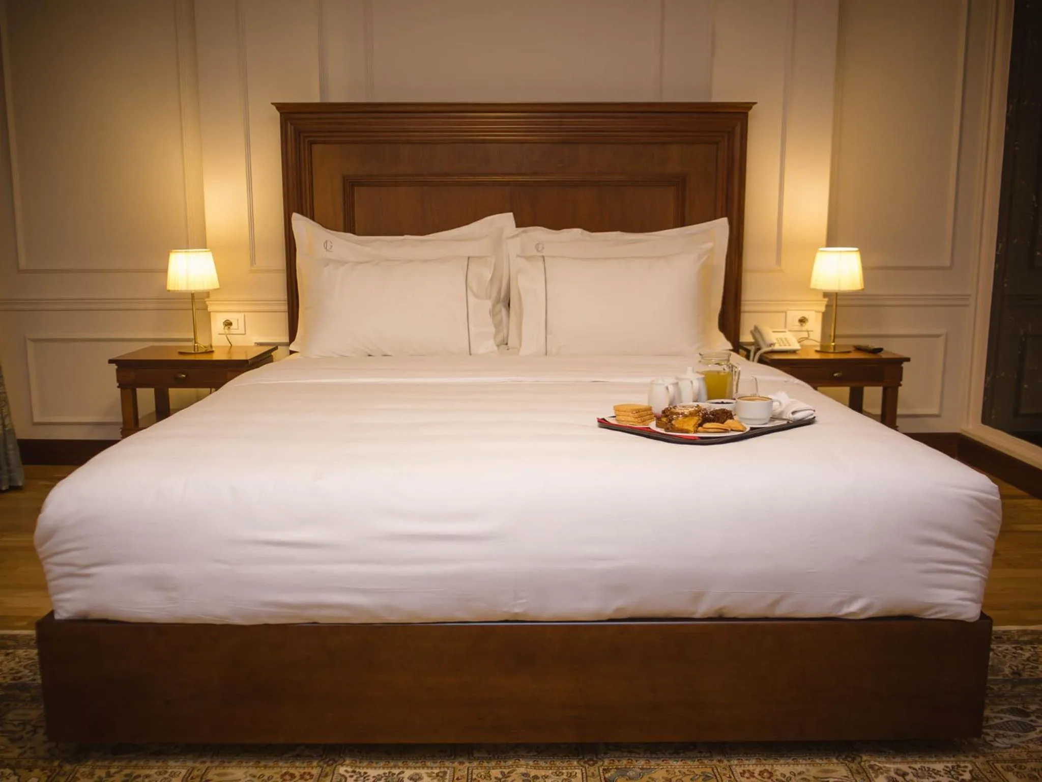 Coffee/tea facilities, Bed in Hotel Opera