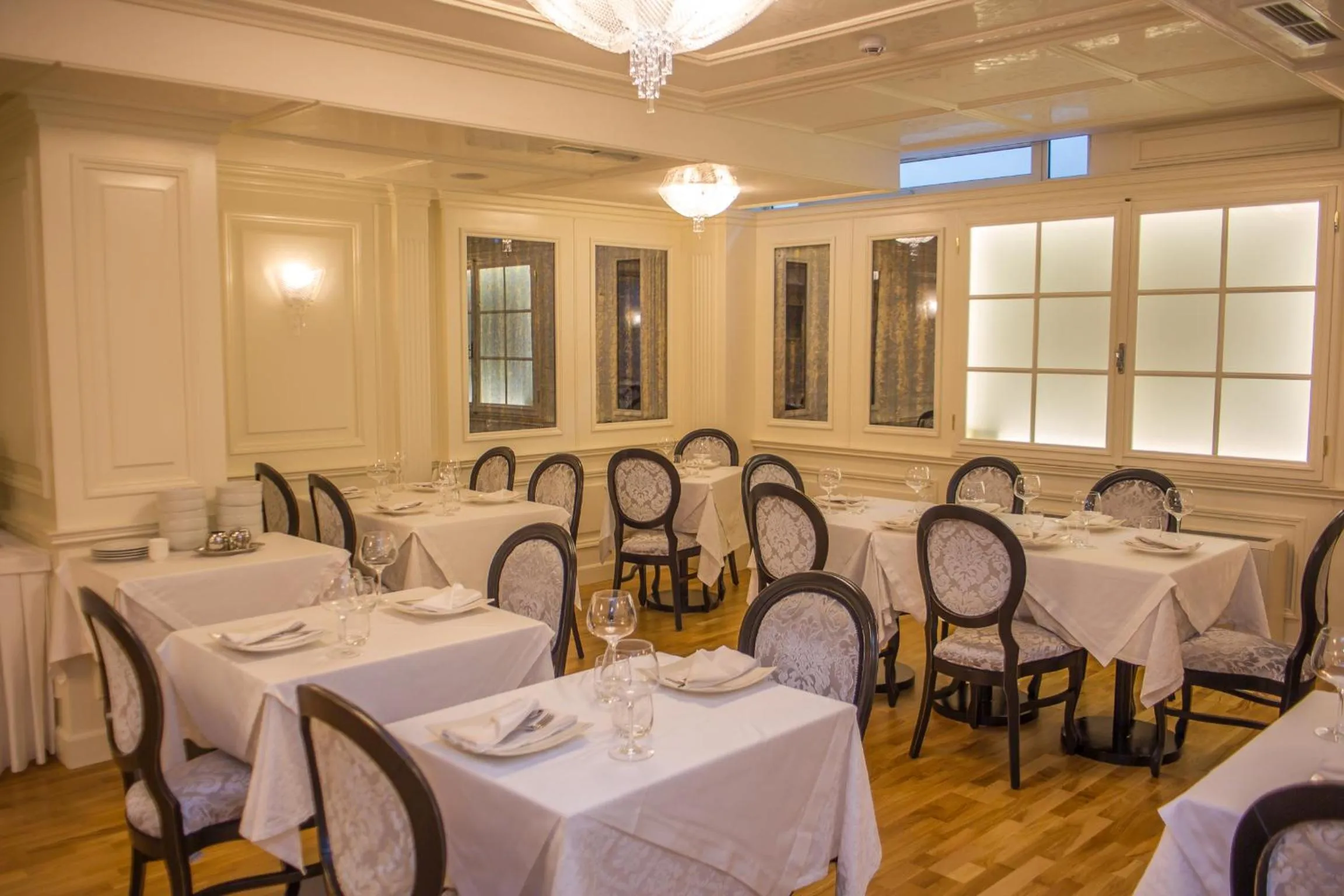 Restaurant/places to eat in Hotel Opera