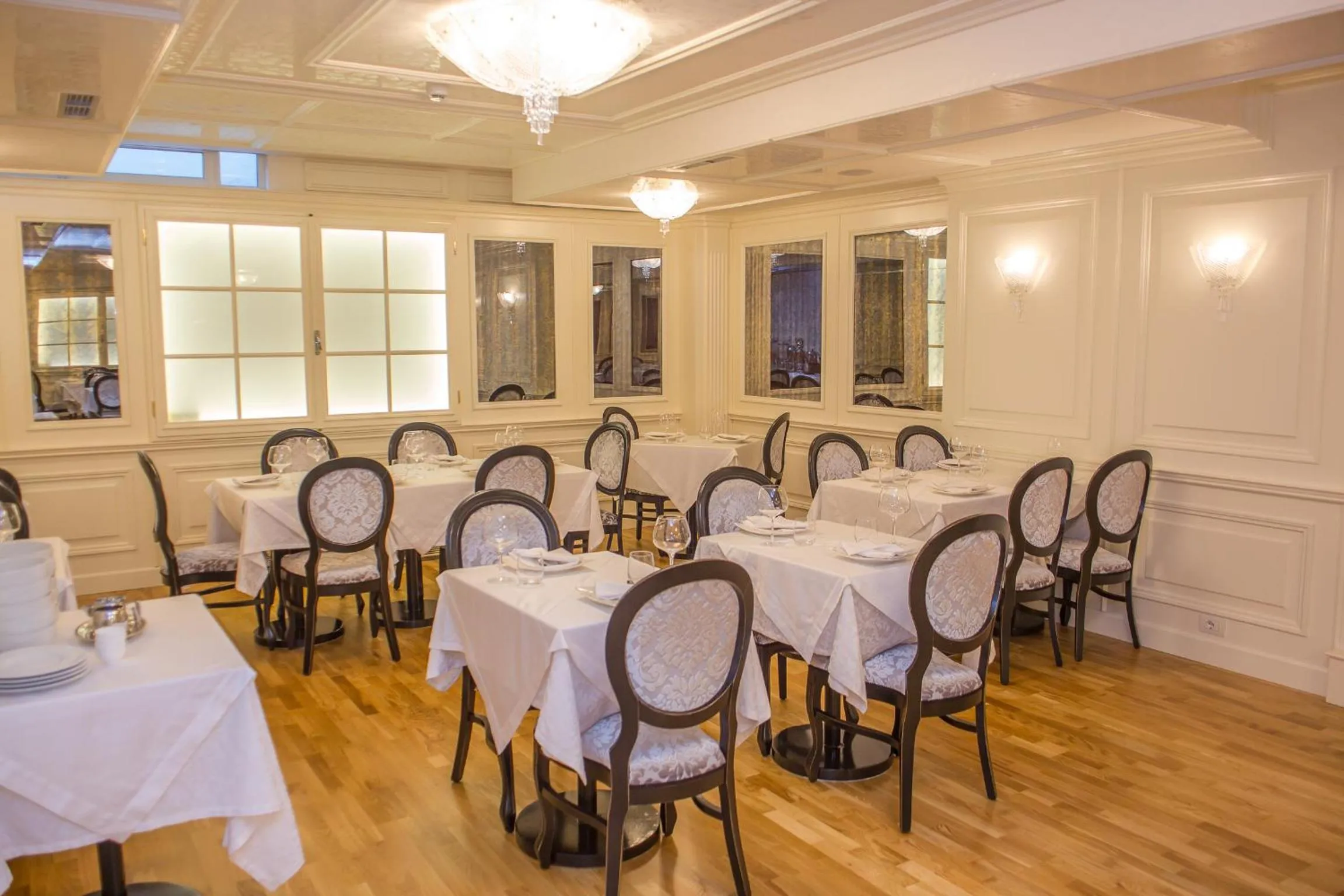 Restaurant/places to eat in Hotel Opera