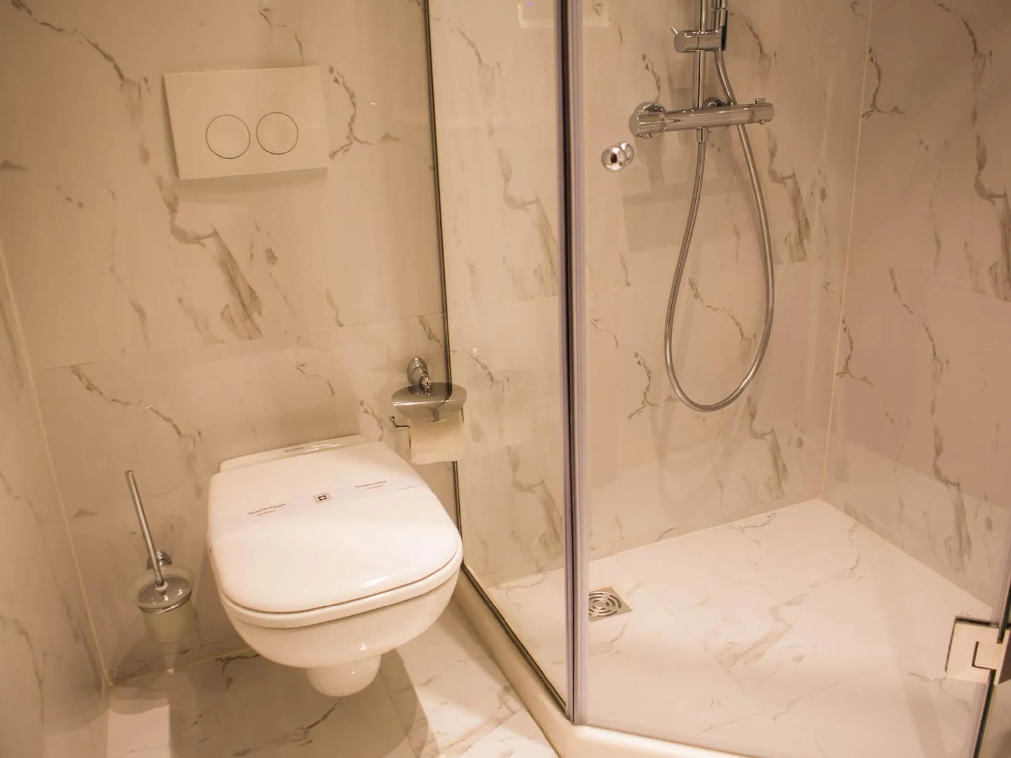 Shower in Hotel Opera