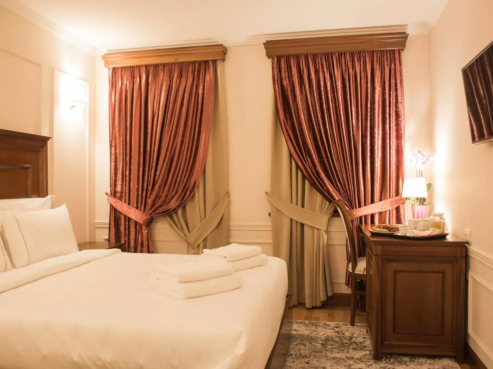 Photo of the whole room, Bed in Hotel Opera Photo of the whole room, Bed in Hotel Opera