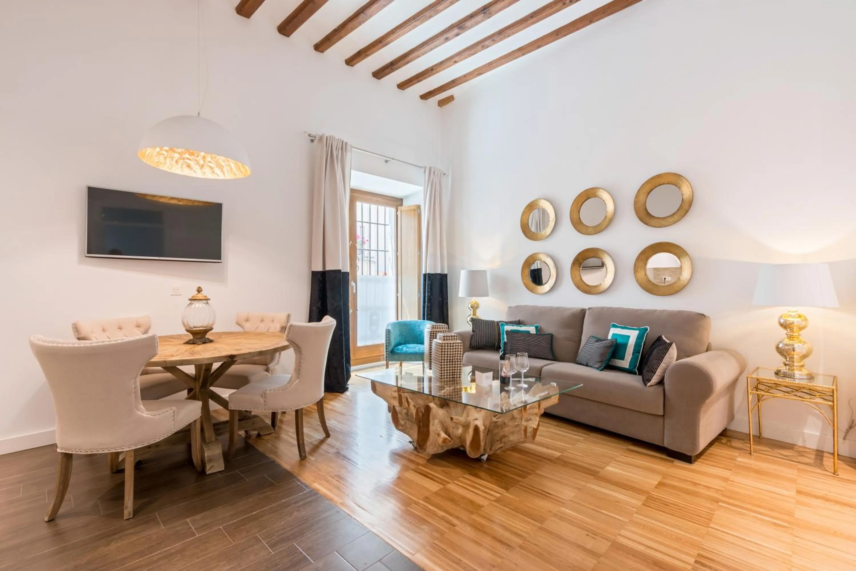 Dining area in BiBo Suites Oro del Darro