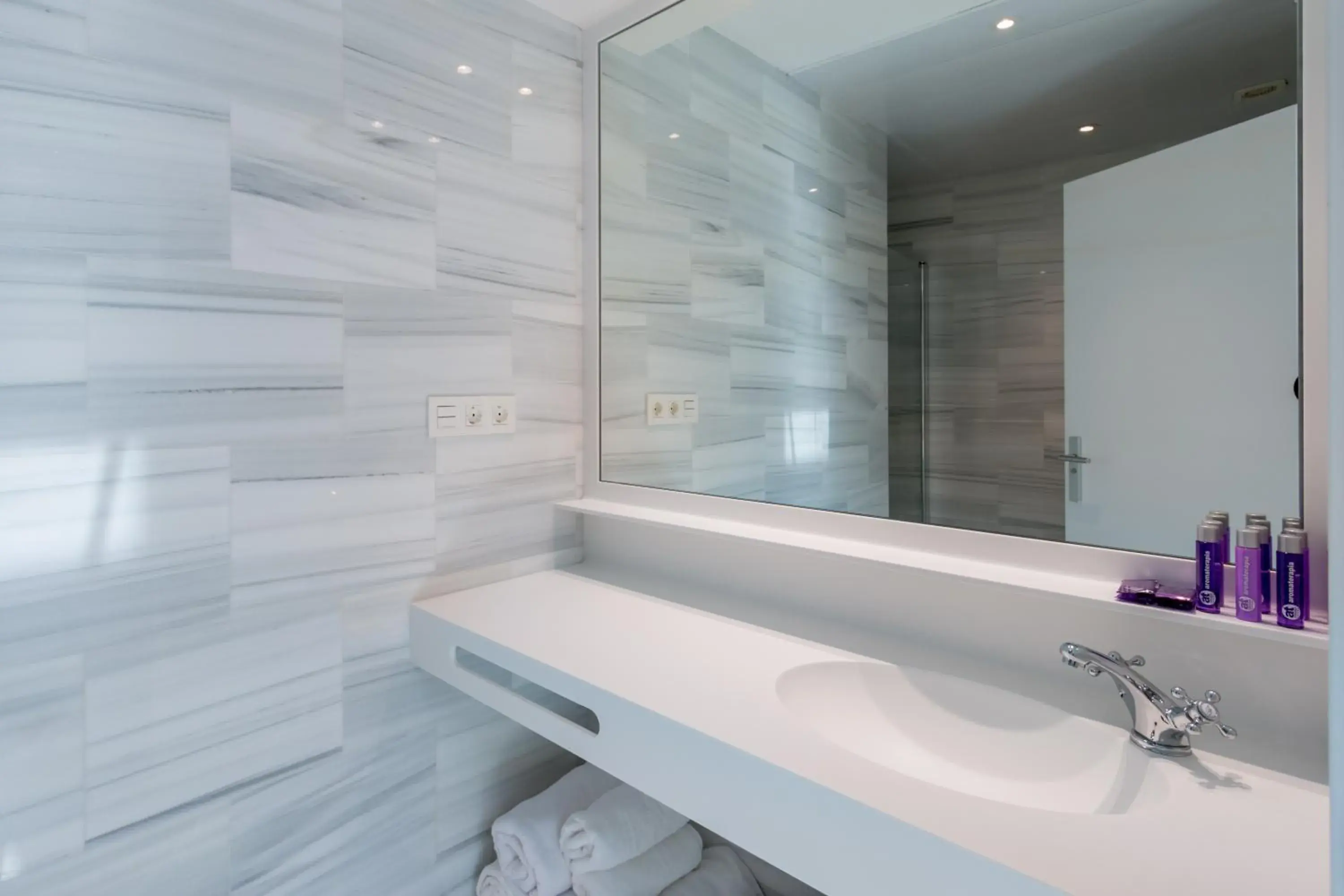 Superior One-Bedroom Apartment with Alhambra view in BiBo Suites Oro del Darro Superior One-Bedroom Apartment with Alhambra view in BiBo Suites Oro del Darro