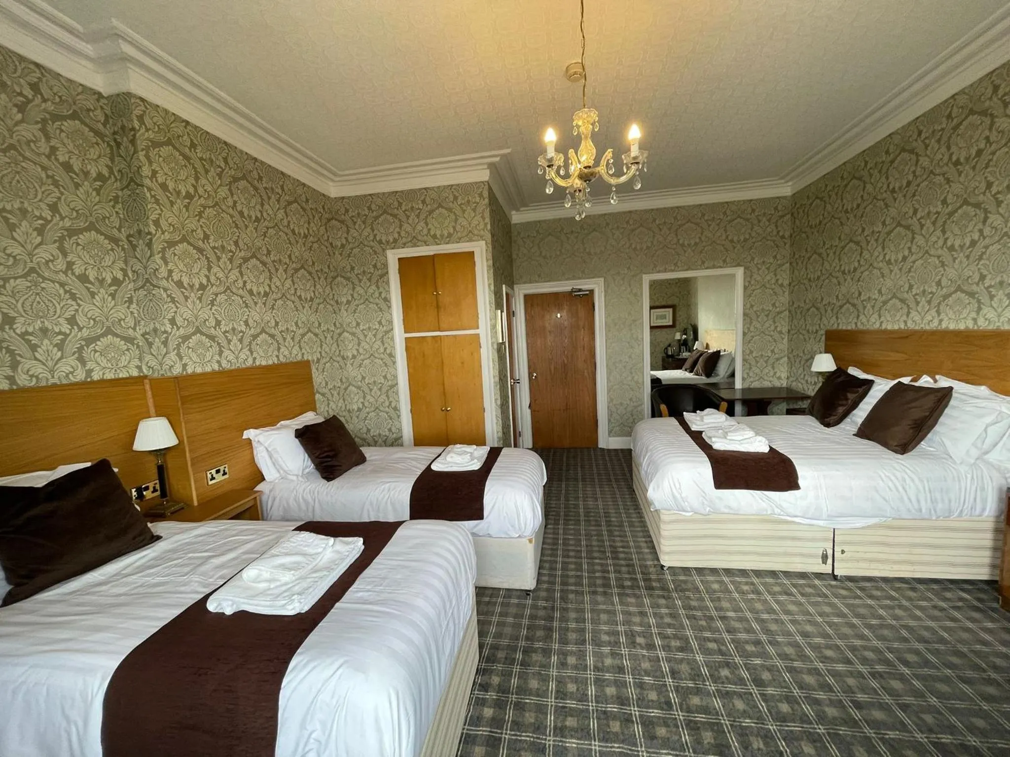 Bedroom, Bed in Headlands Hotel