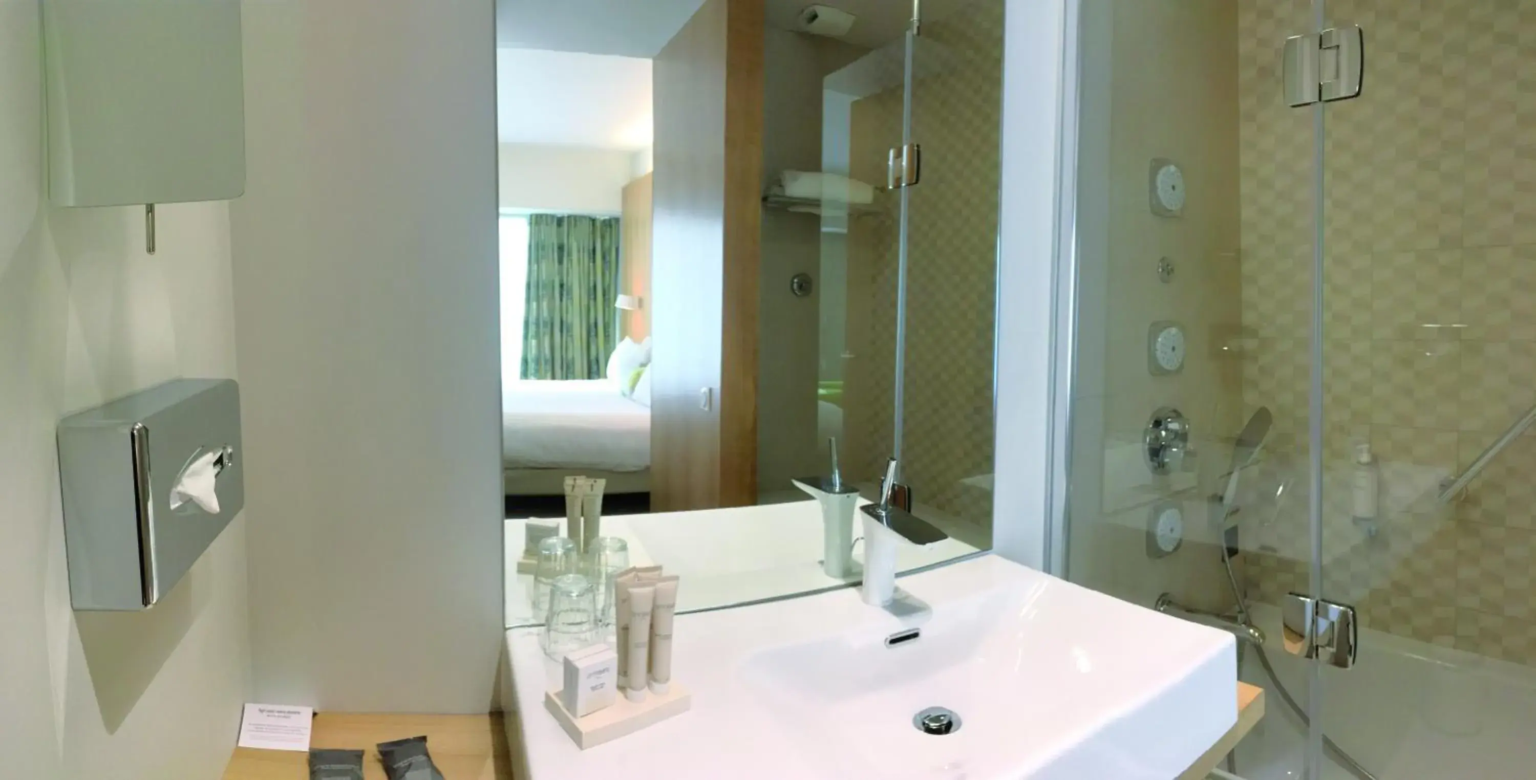 Bathroom in Best Western Plus Hotel Divona Cahors Bathroom in Best Western Plus Hotel Divona Cahors