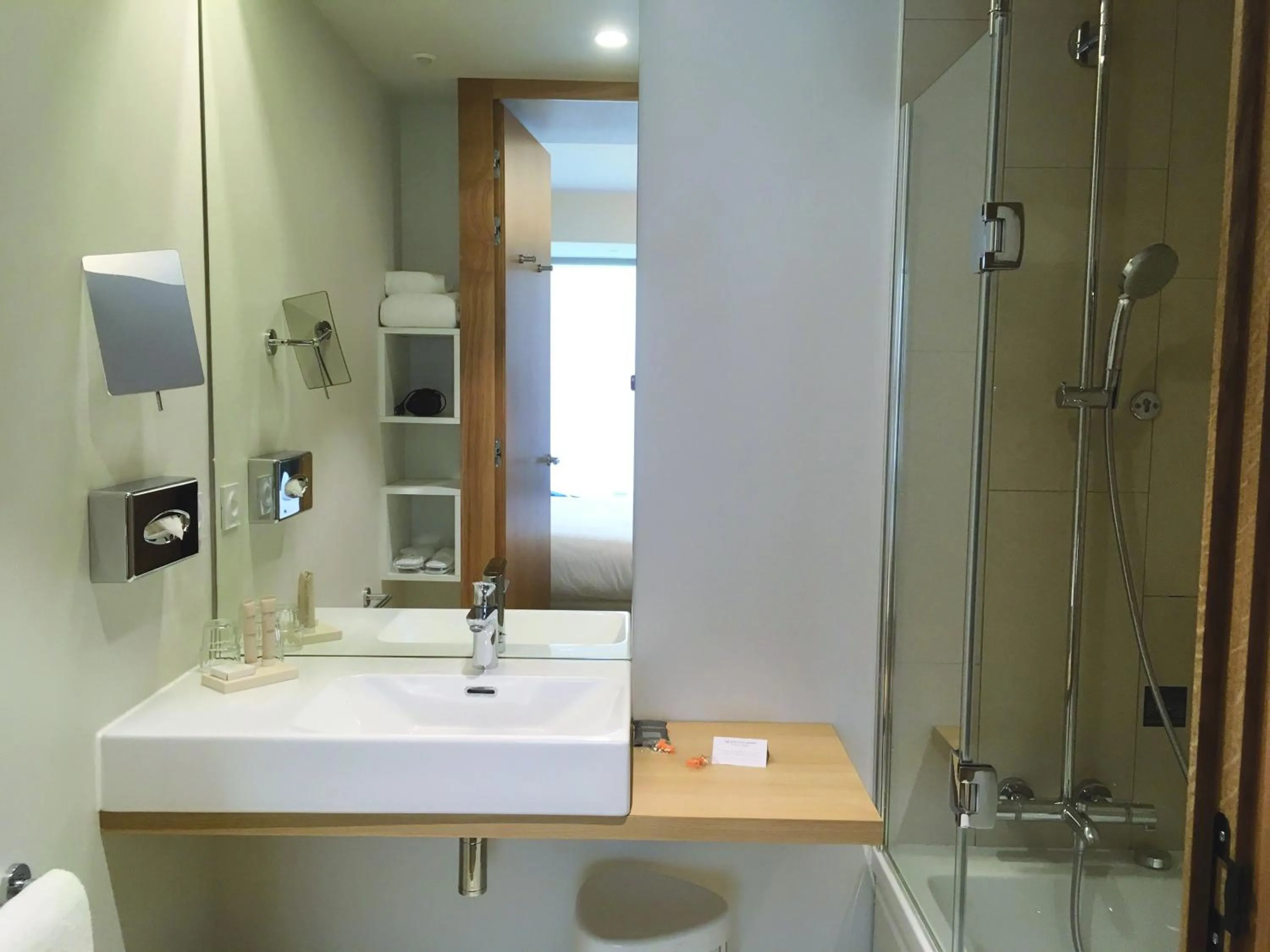 Bathroom in Best Western Plus Hotel Divona Cahors