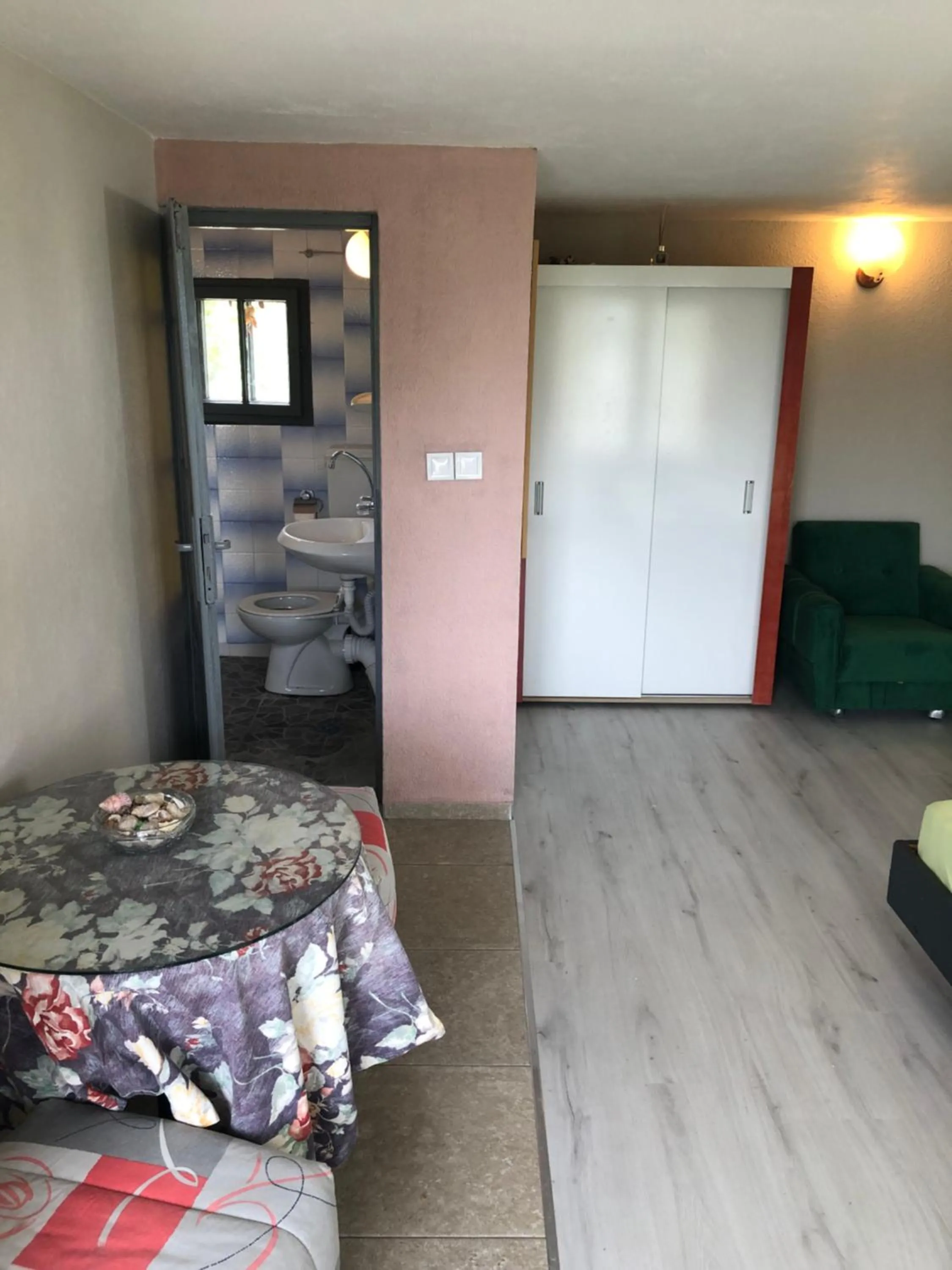 Shower, Bed in SURF House Villa Rose I Po3a l