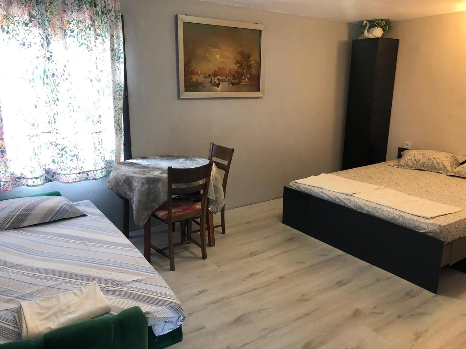 Seating area, Bed in SURF House Villa Rose I Po3a l