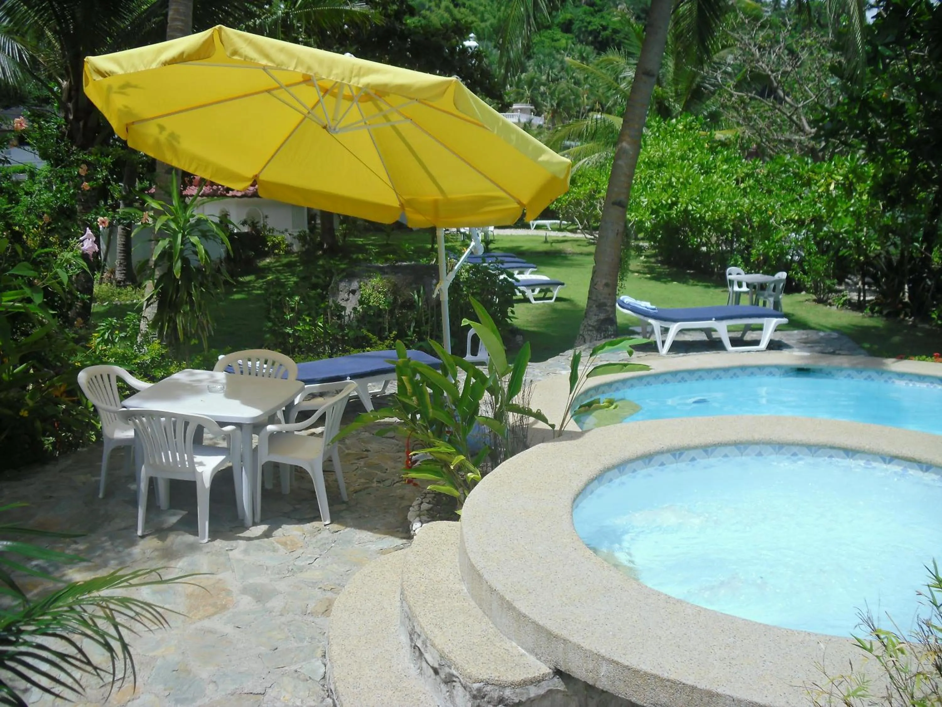 Swimming pool in Blue Crystal Beach Resort