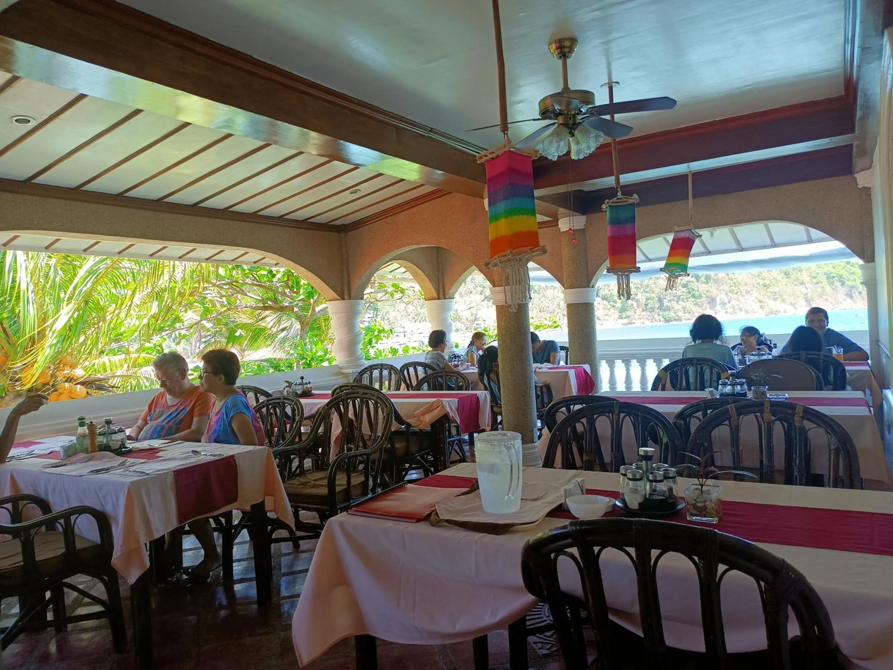 Restaurant/places to eat in Blue Crystal Beach Resort