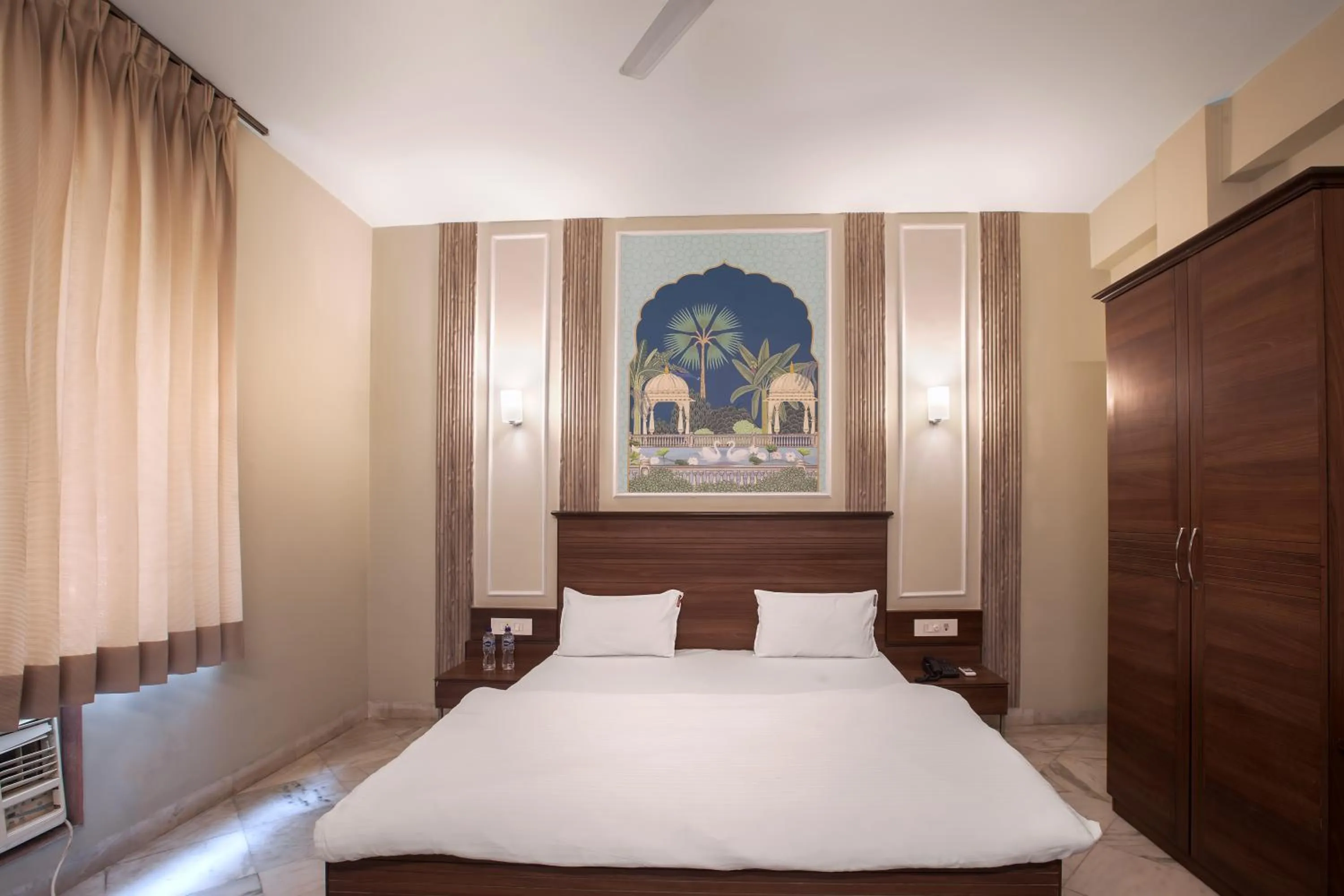 Bed in Hotel Bhakti Dhama