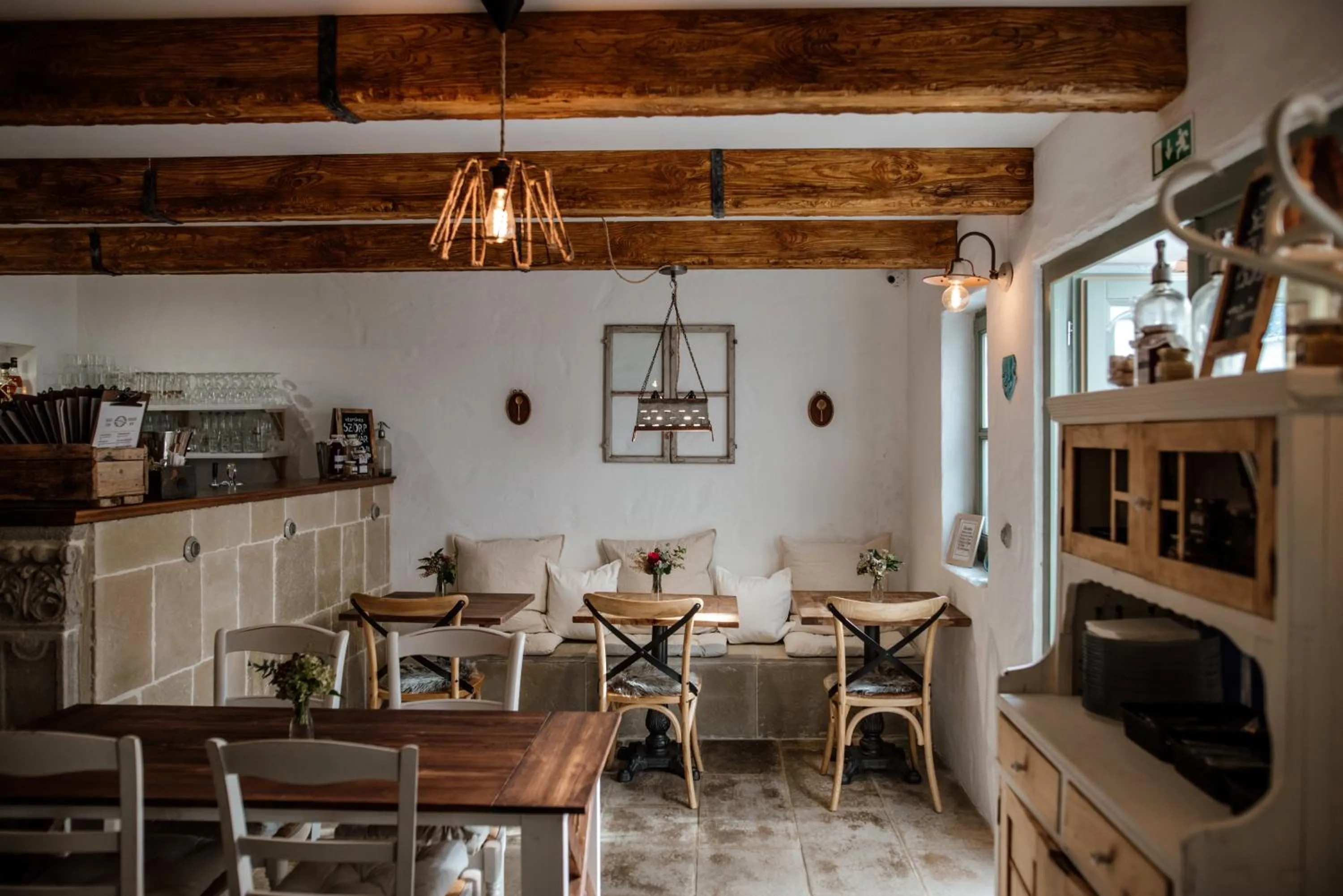 Restaurant/places to eat in Hazai Provence