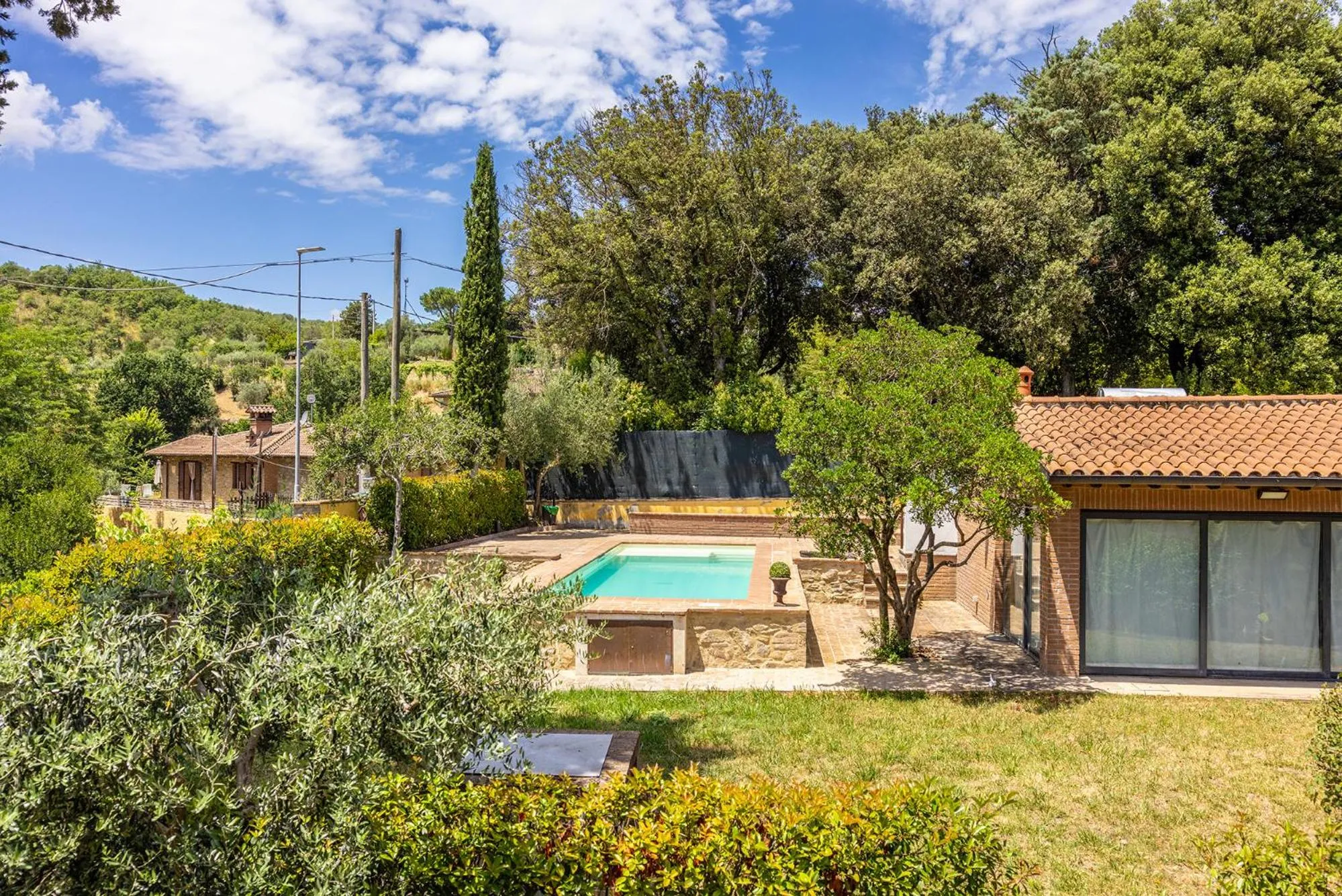 Pool view in Un Petit Paradis