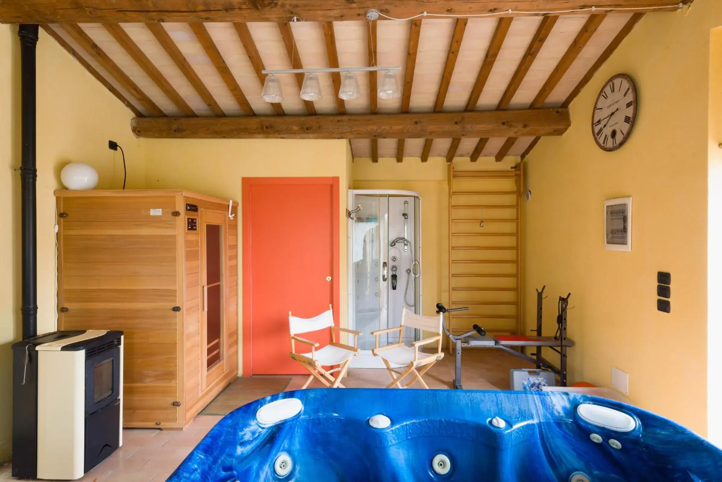 Hot Tub, Bed in Un Petit Paradis Hot Tub, Bed in Un Petit Paradis