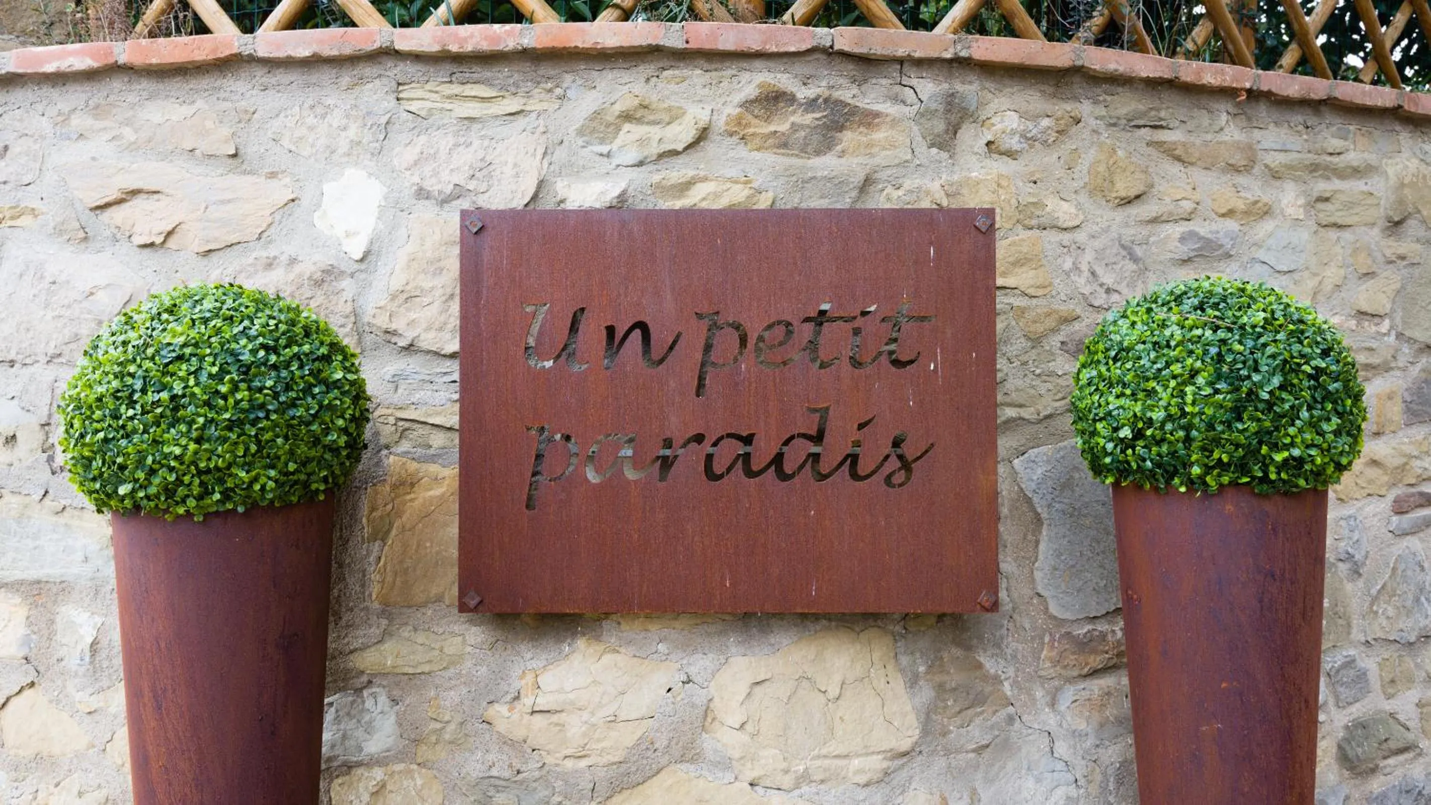 Property logo or sign in Un Petit Paradis