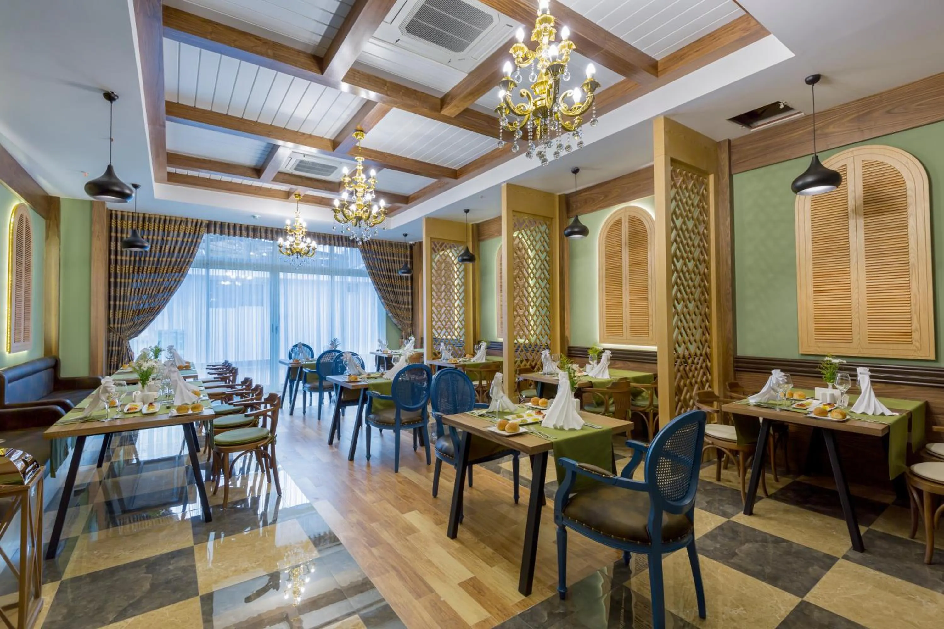 Restaurant/places to eat in Side Royal Palace