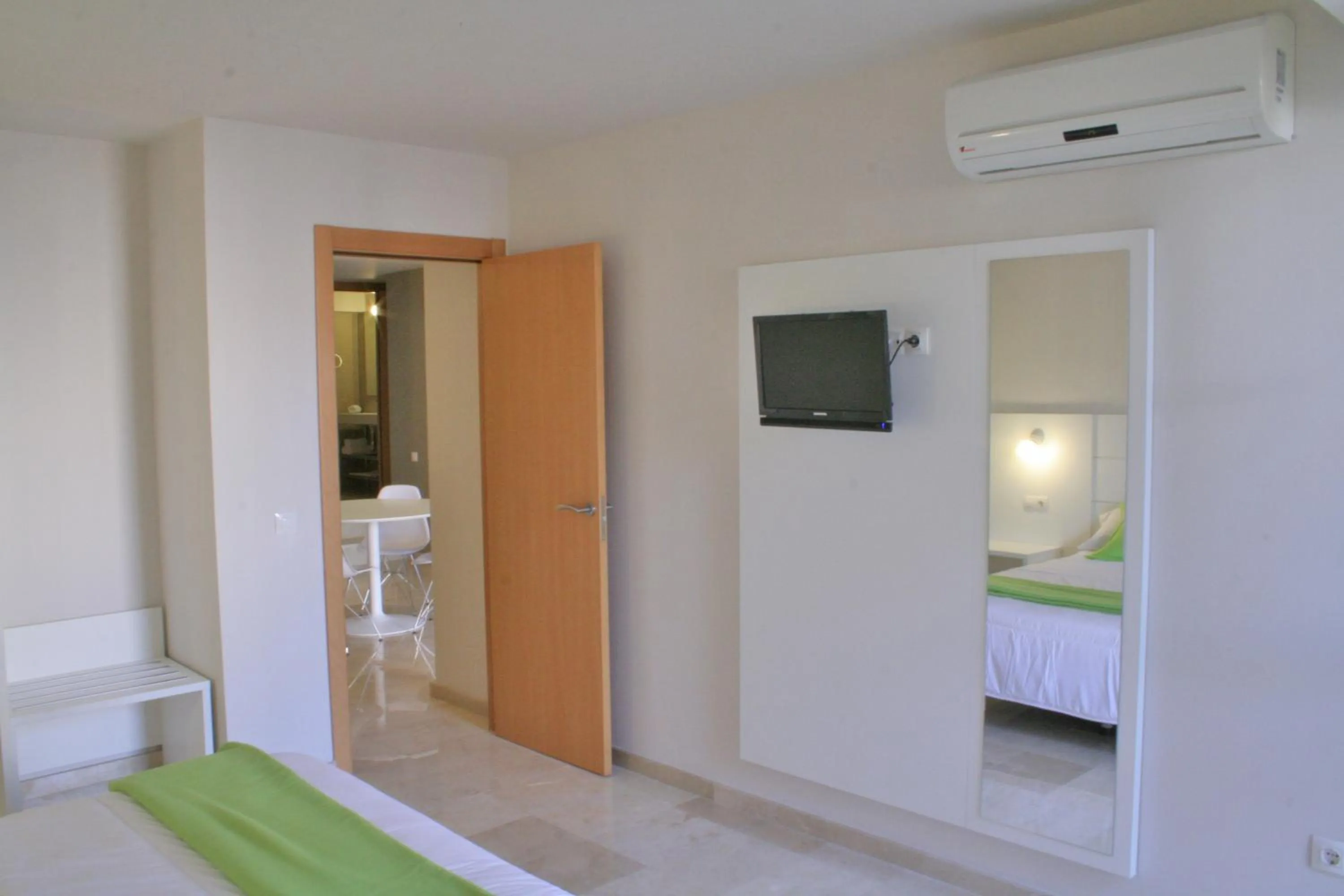 Photo of the whole room, Bed in L' Escala Resort