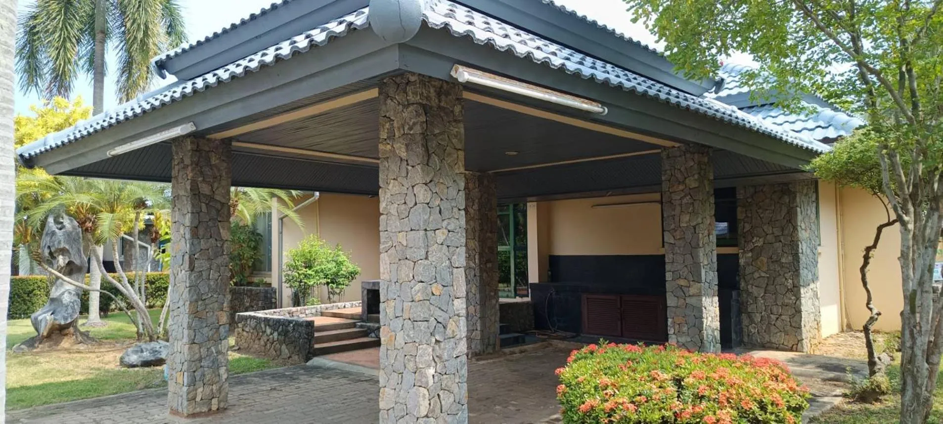 Rockgarden Beach Resort