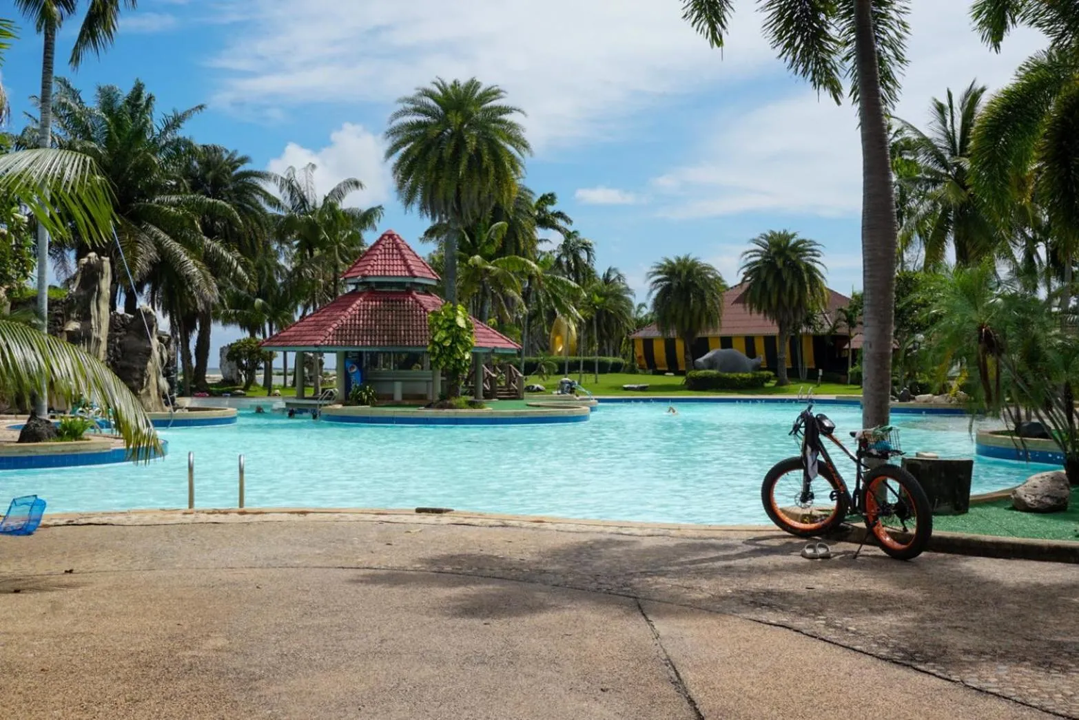 Swimming pool in Rockgarden Beach Resort