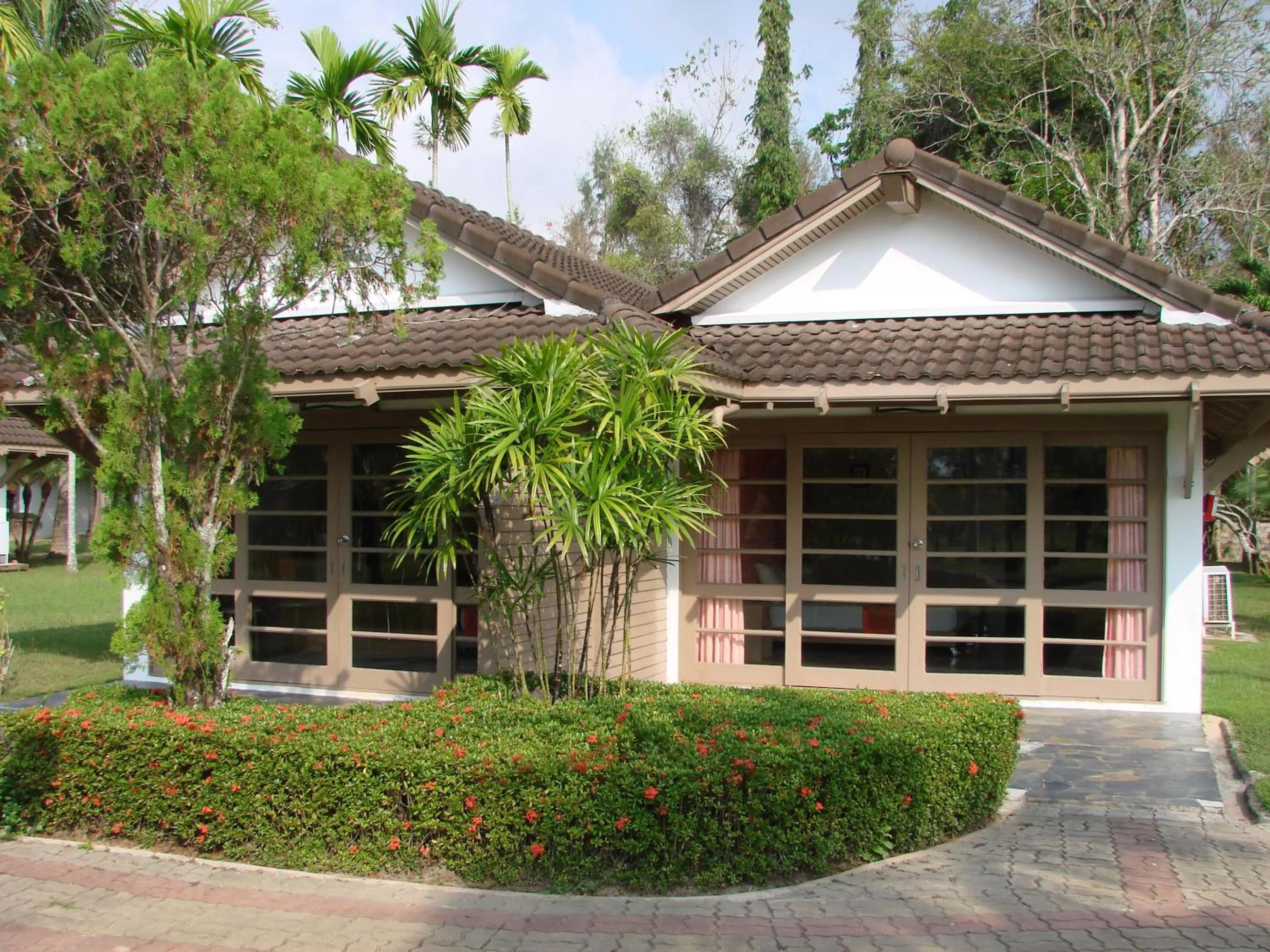 Facade/entrance in Rockgarden Beach Resort