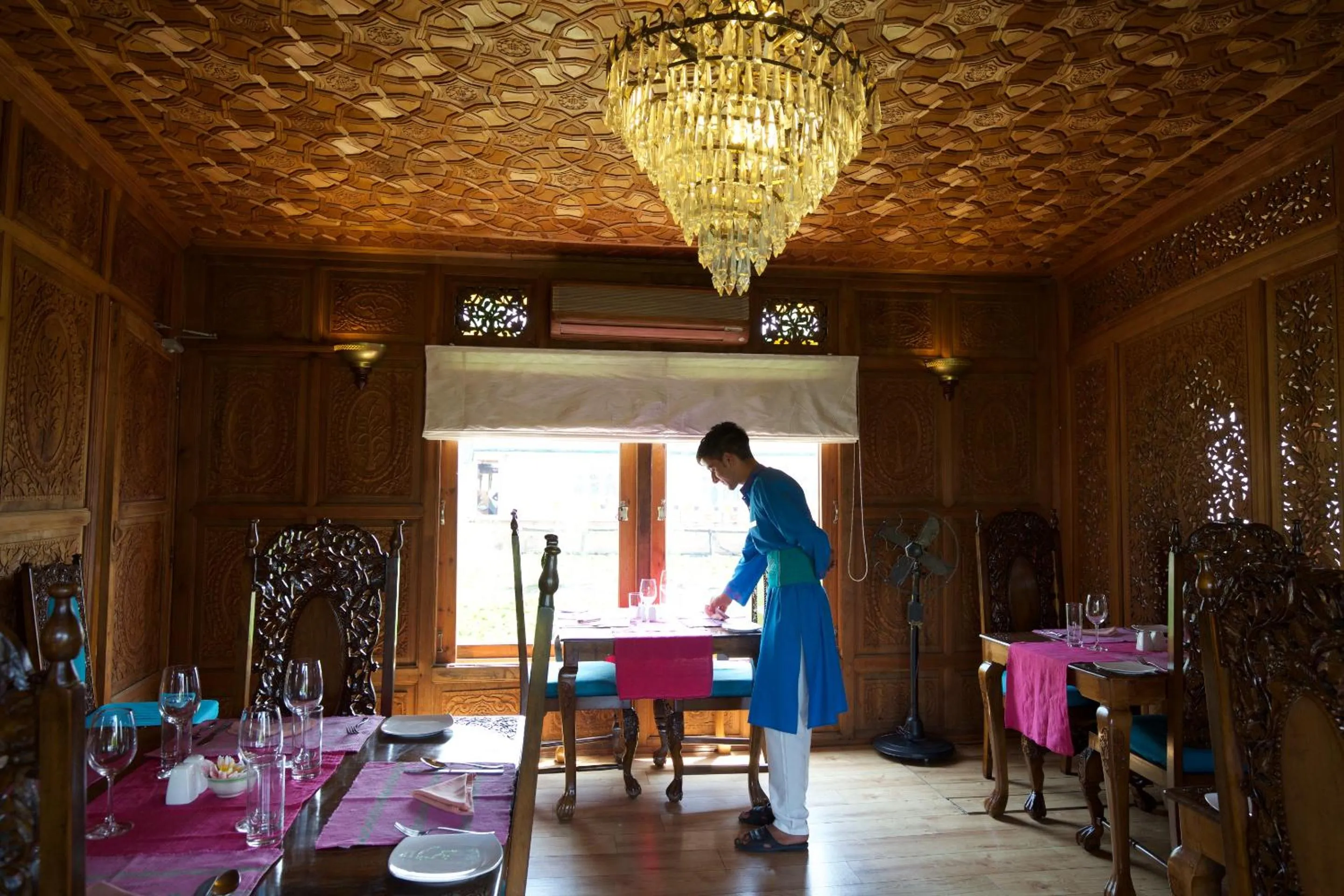 Restaurant/places to eat in Sukoon Houseboat Dal Lake