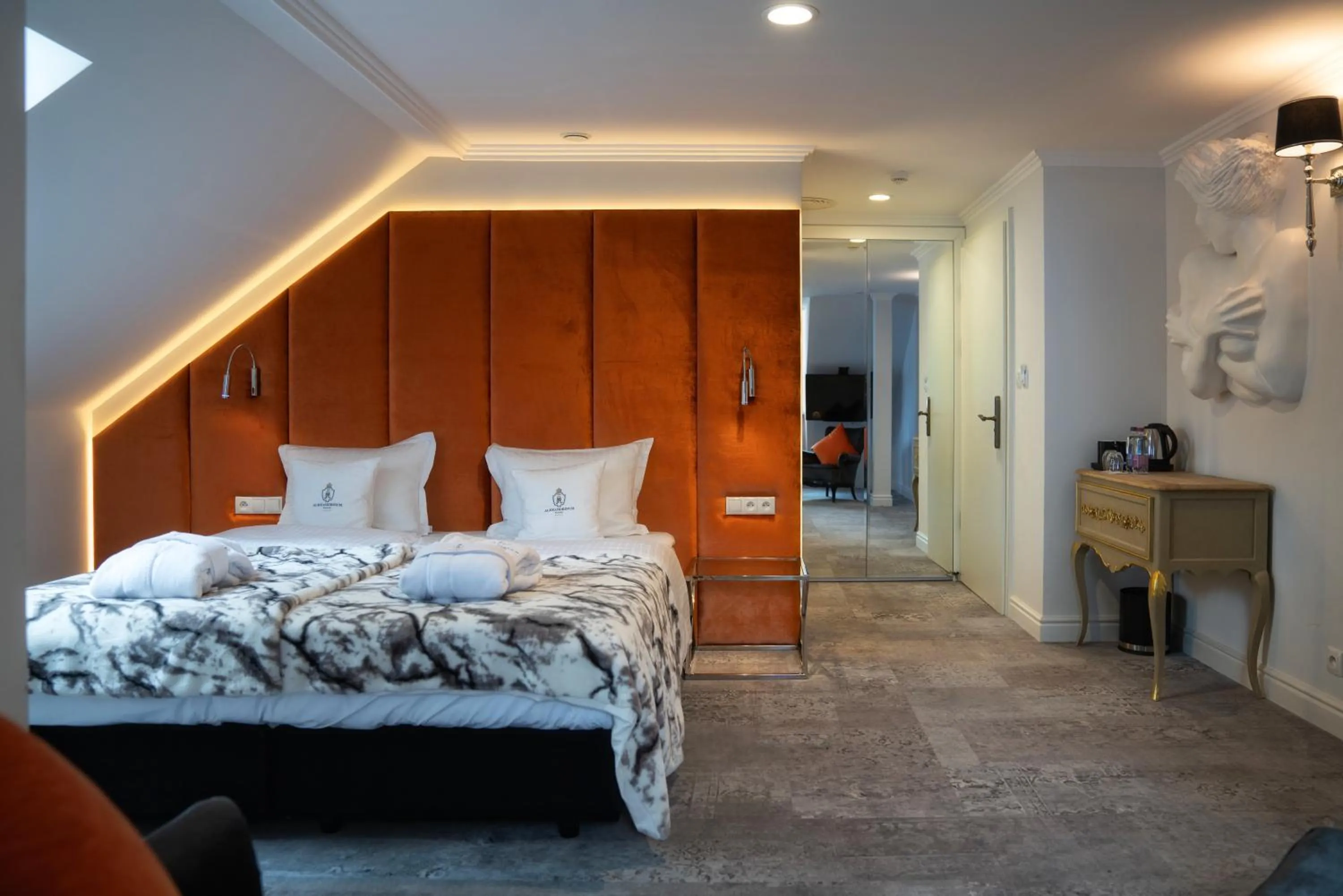 Bathroom, Bed in Hotel Pałac Alexandrinum