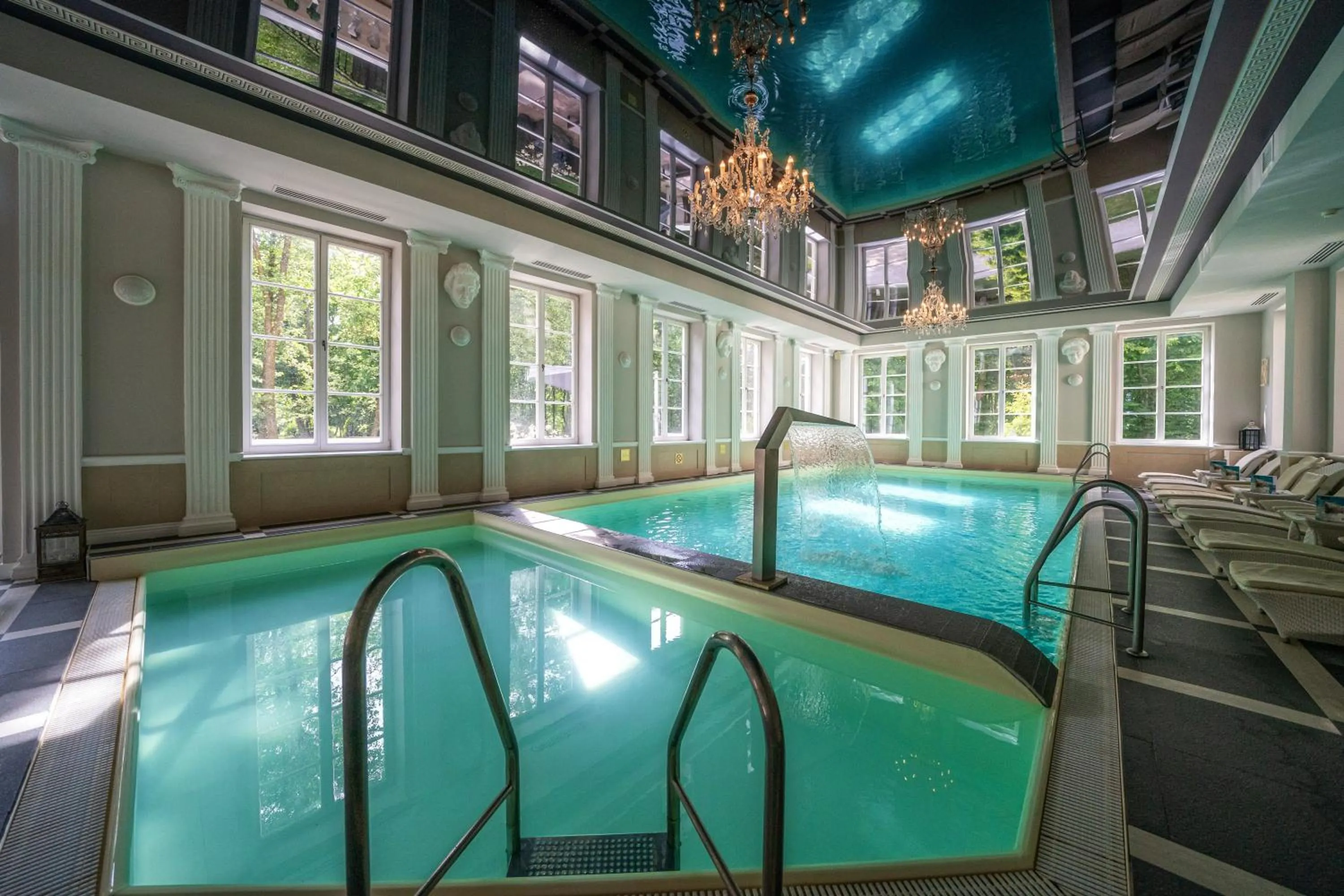 Swimming pool in Hotel Pałac Alexandrinum