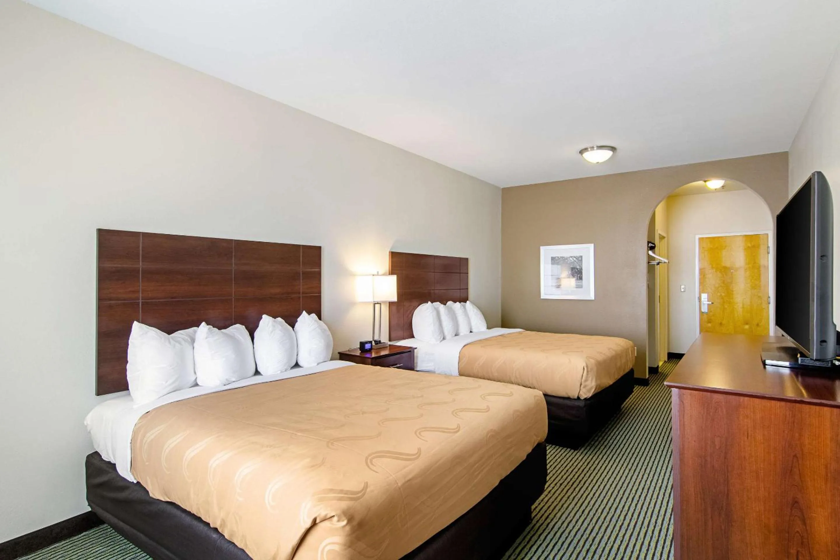 Bedroom, Bed in Quality Inn & Suites Near Tanger Outlet Mall