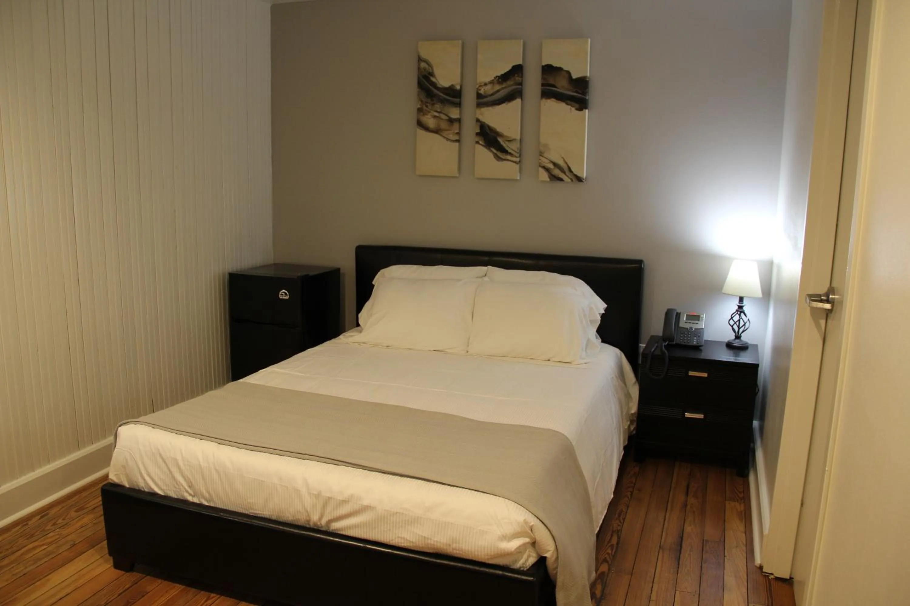 Photo of the whole room, Bed in The Inn on the River