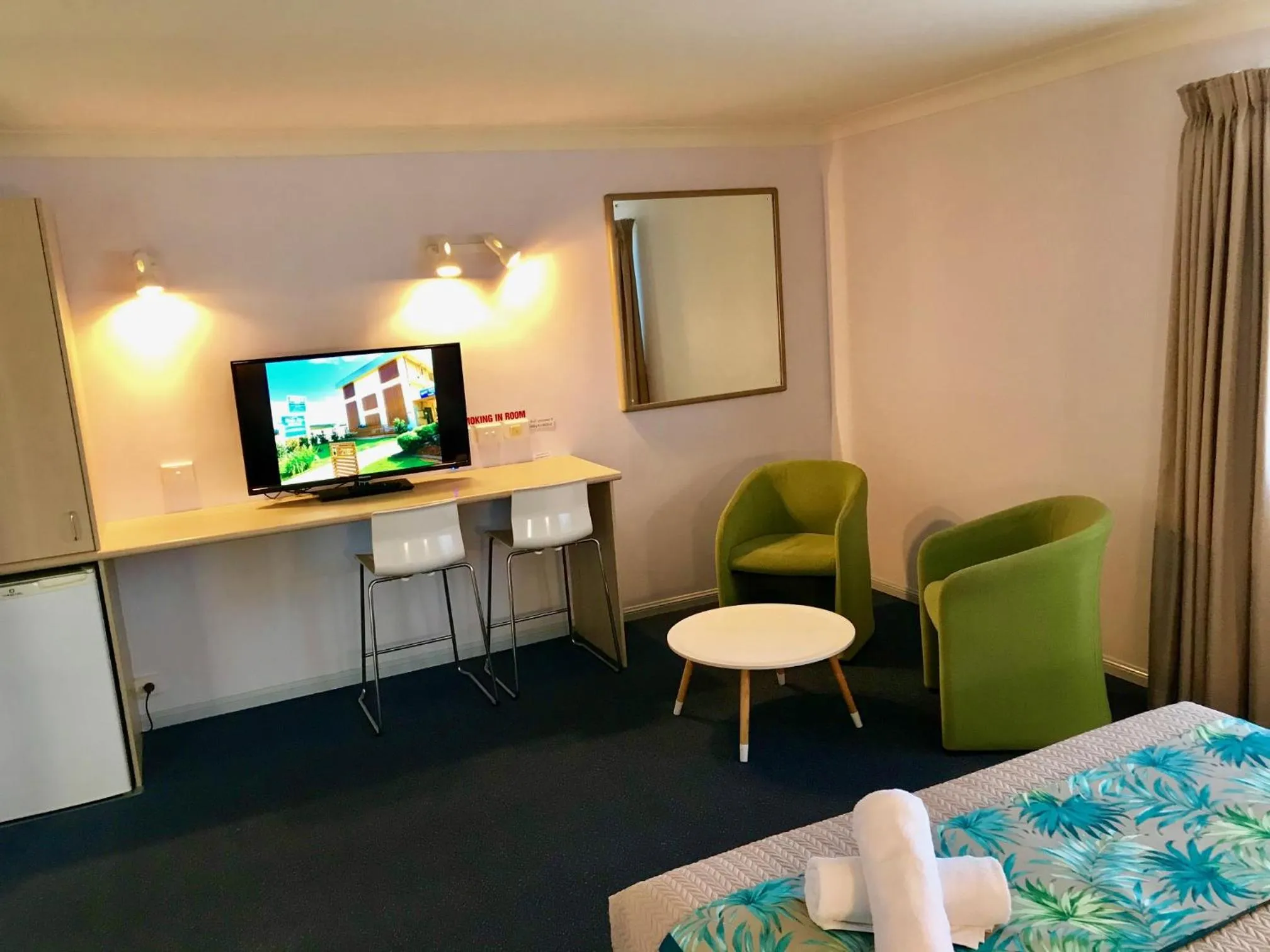 TV and multimedia, Bed in Bay Air Motel