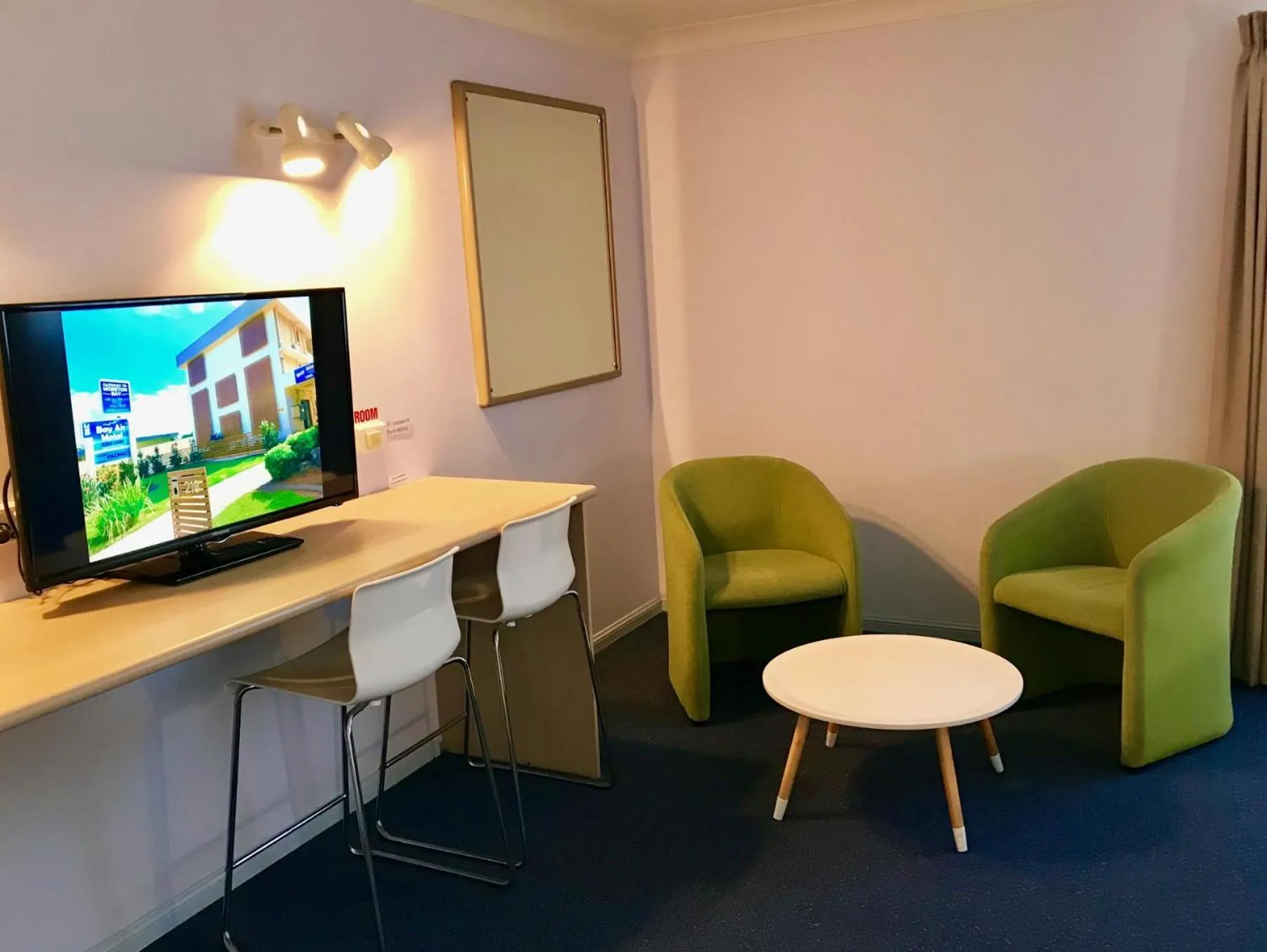 TV and multimedia in Bay Air Motel