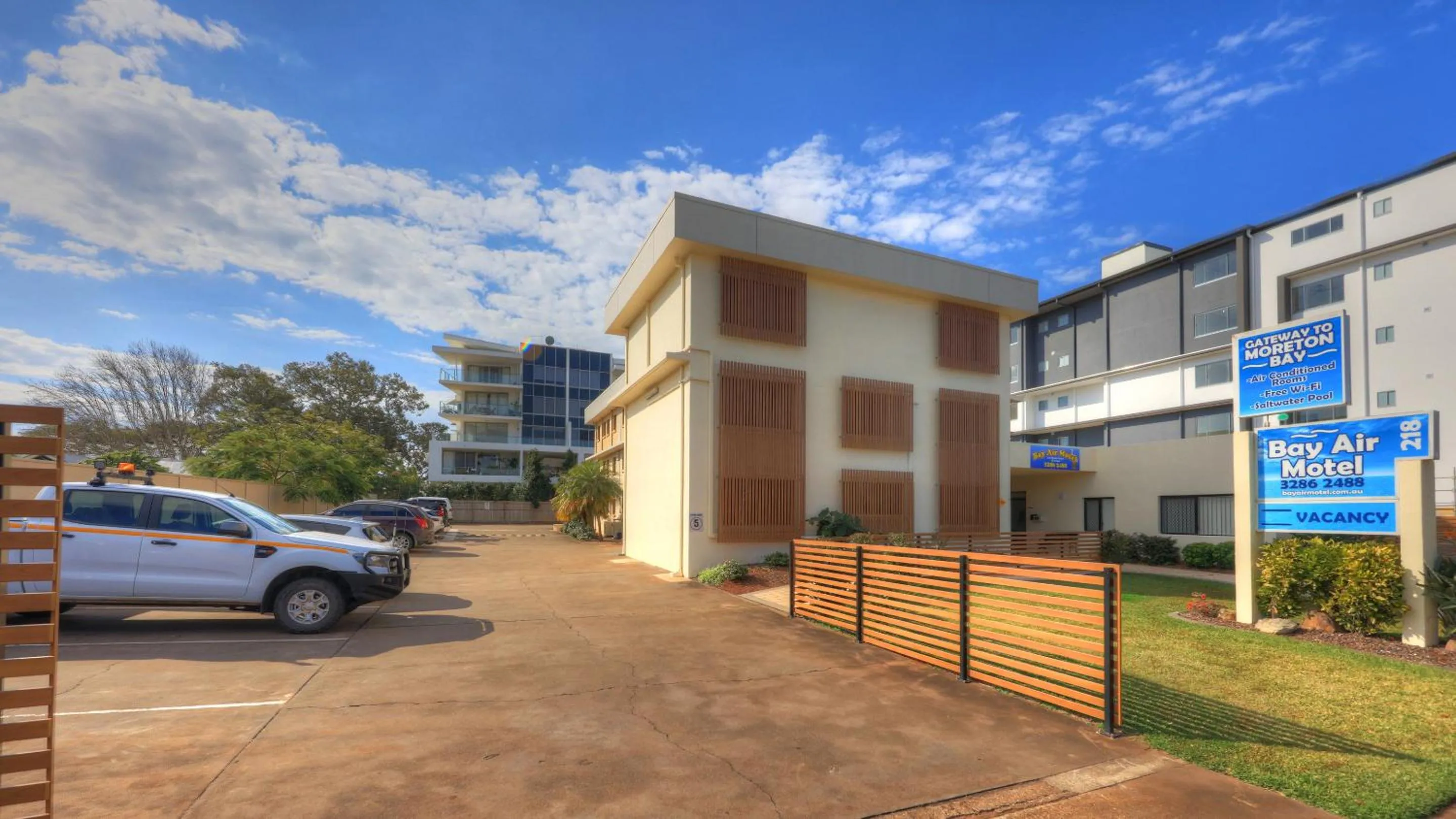 Facade/entrance in Bay Air Motel