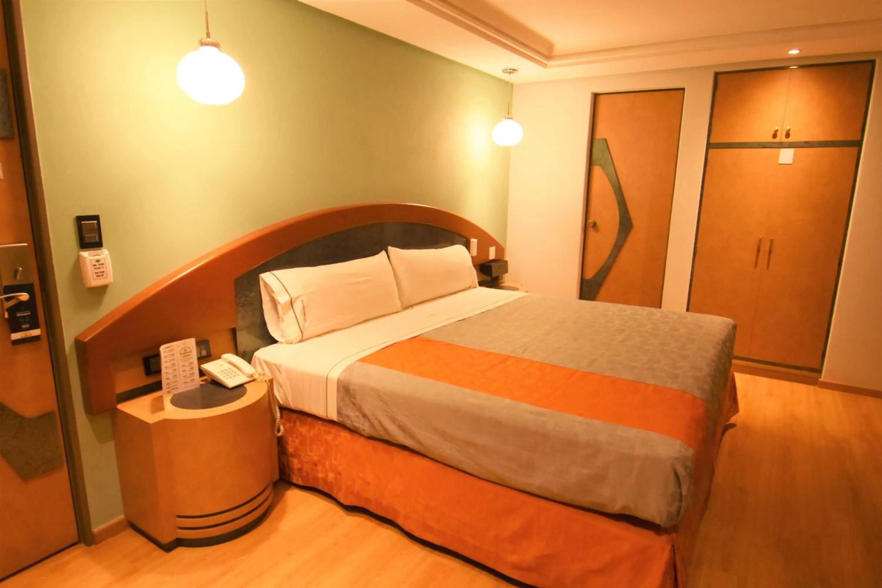 room service, Bed in Hotel Catalina