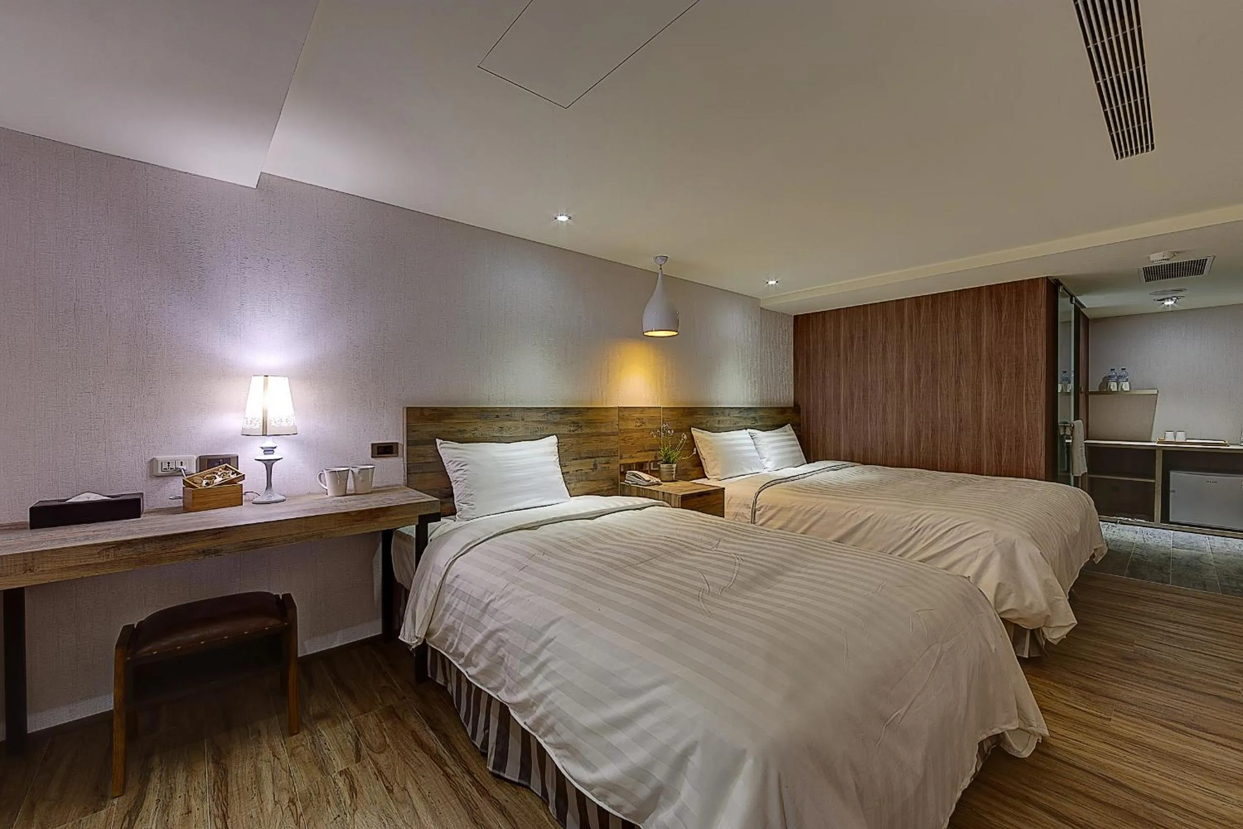 Photo of the whole room, Bed in Lan Kwai Fong Garden Hotel