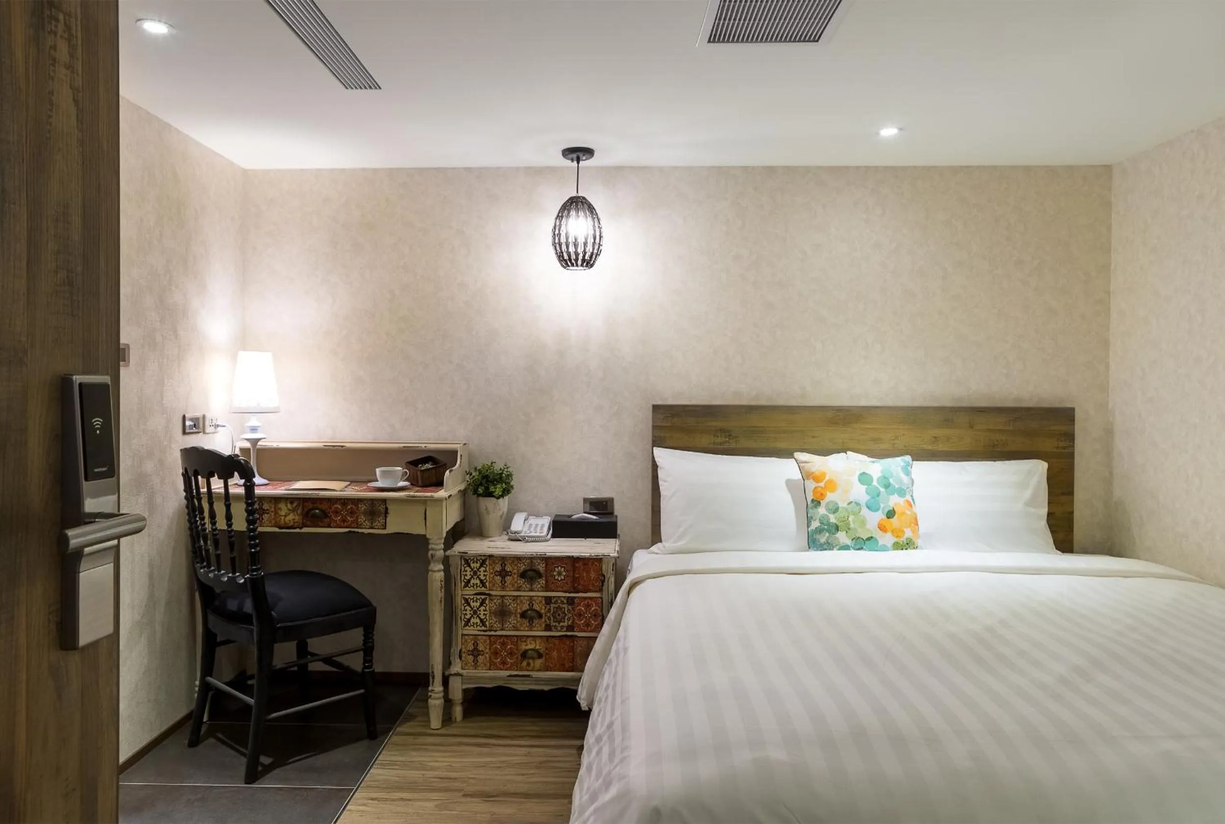 Bed in Lan Kwai Fong Garden Hotel