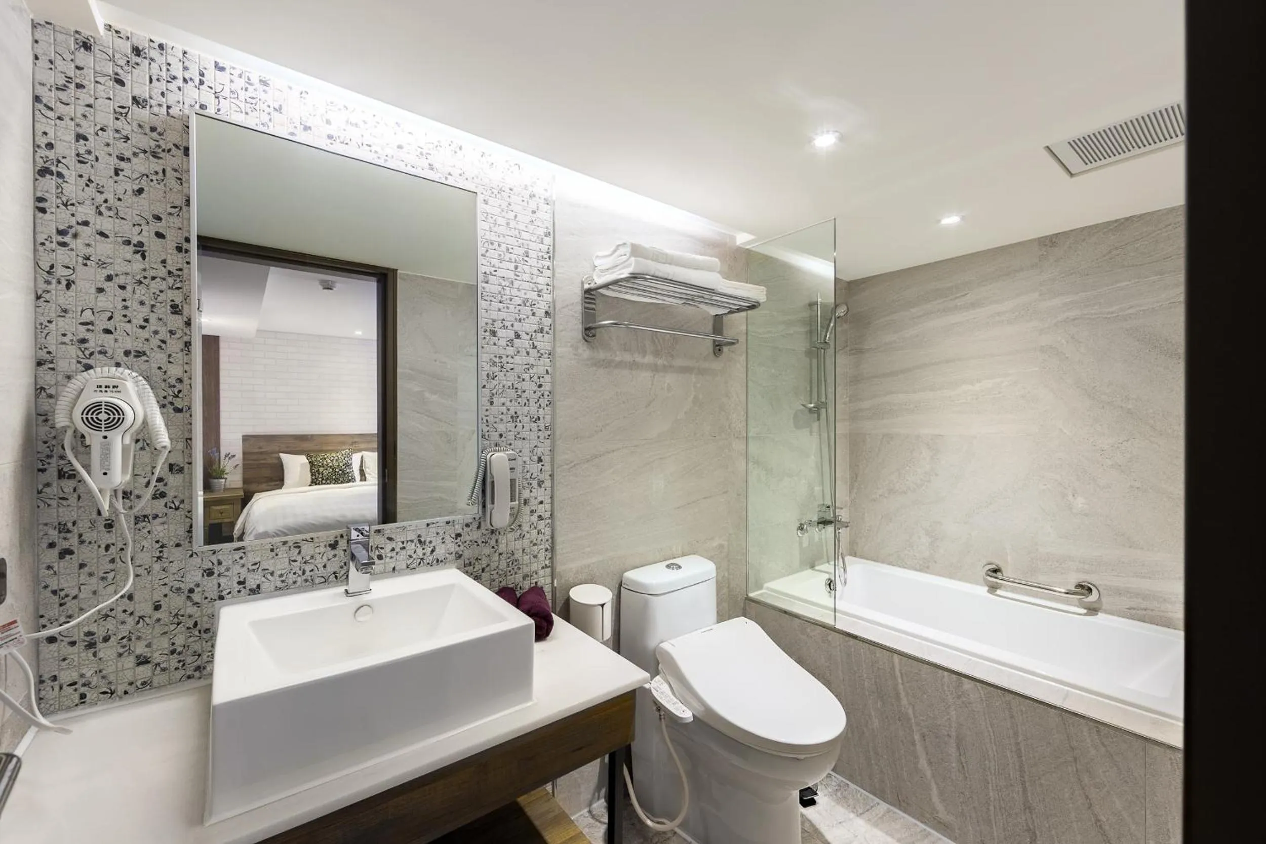 Bathroom in Lan Kwai Fong Garden Hotel