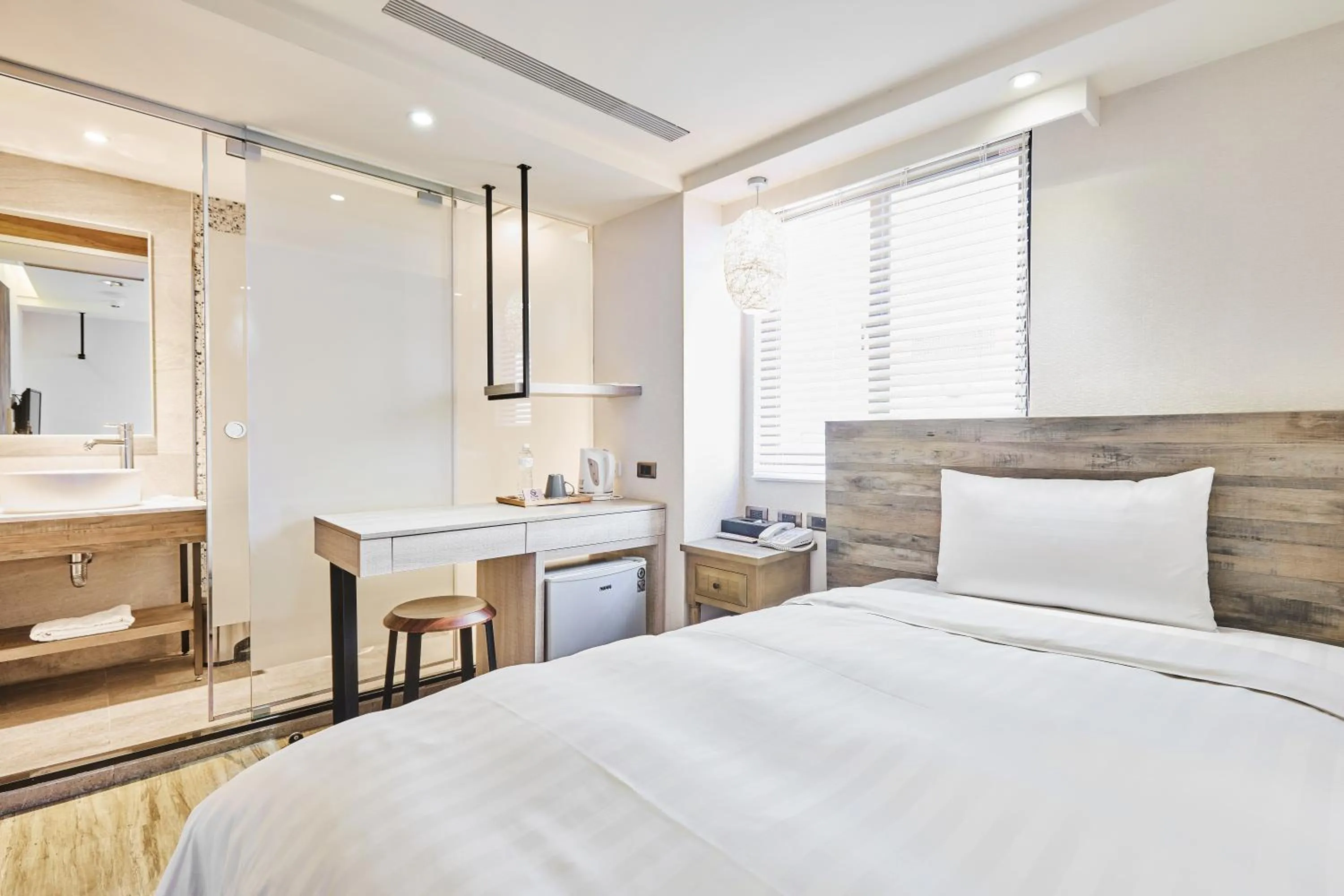 Photo of the whole room, Bed in Lan Kwai Fong Garden Hotel