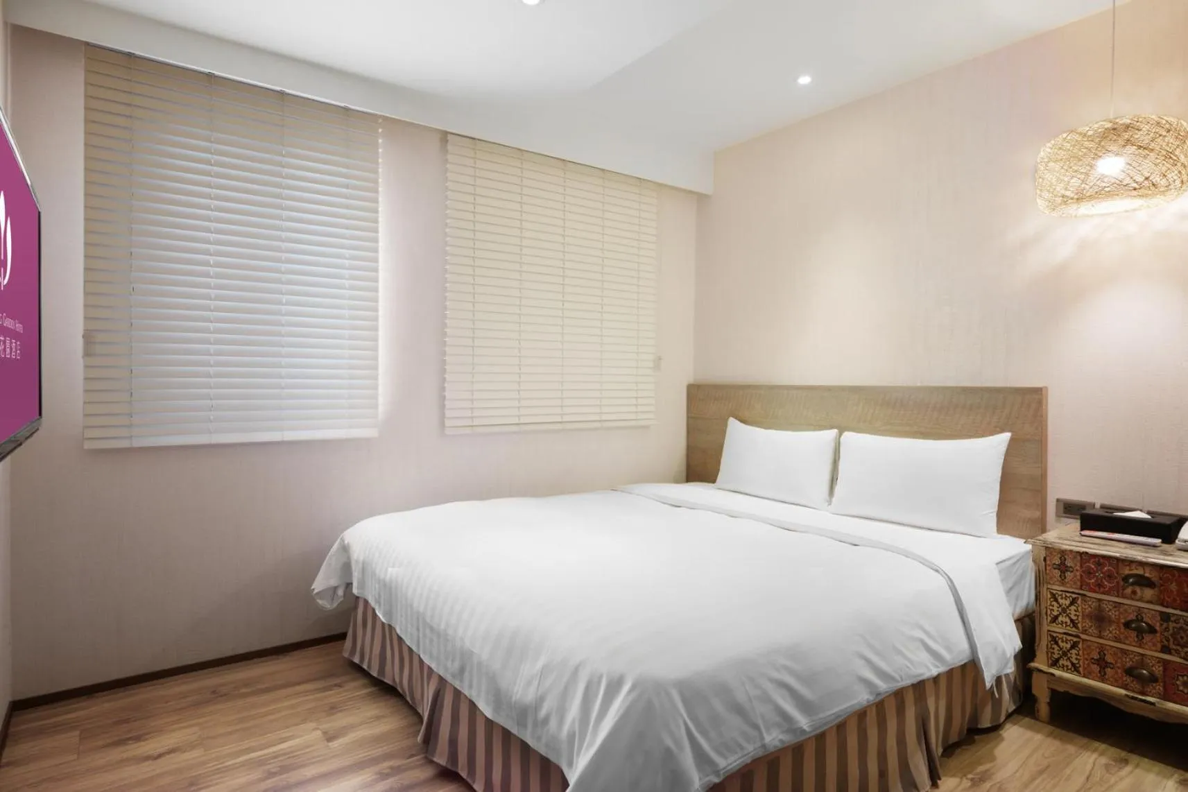 Bed in Lan Kwai Fong Garden Hotel