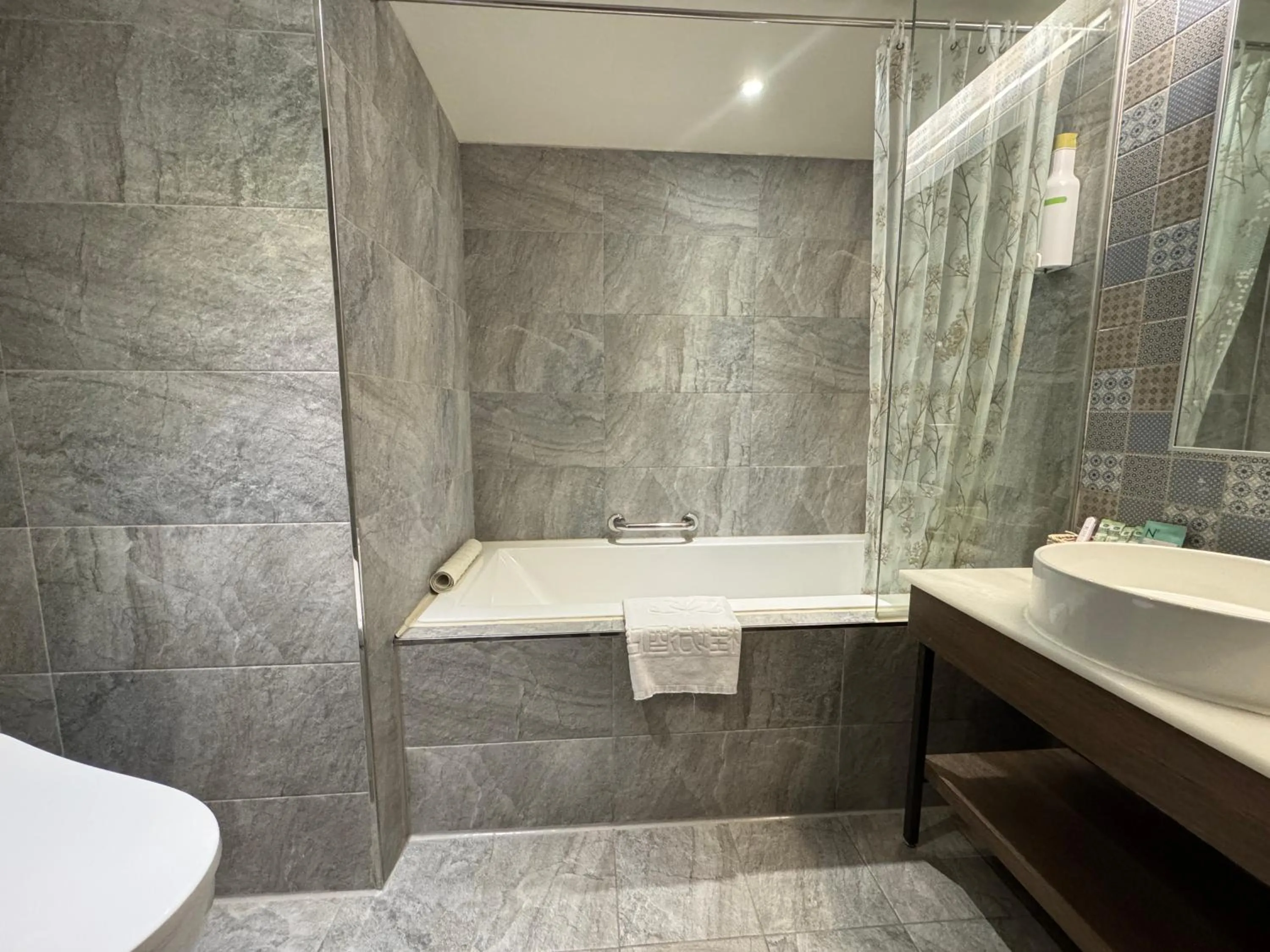 Shower in Lan Kwai Fong Garden Hotel