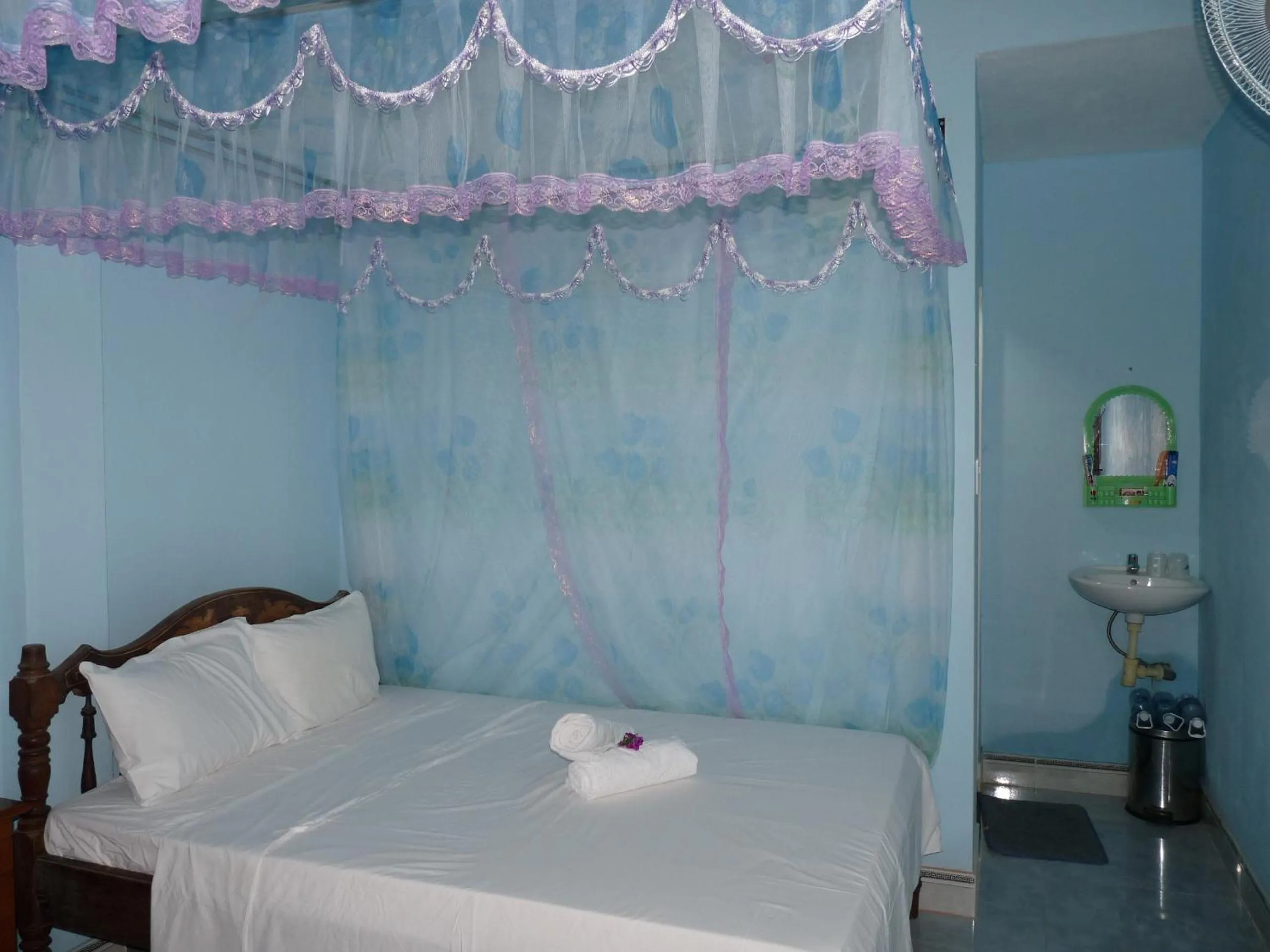 Bed in Cham Island Smiles Homestay