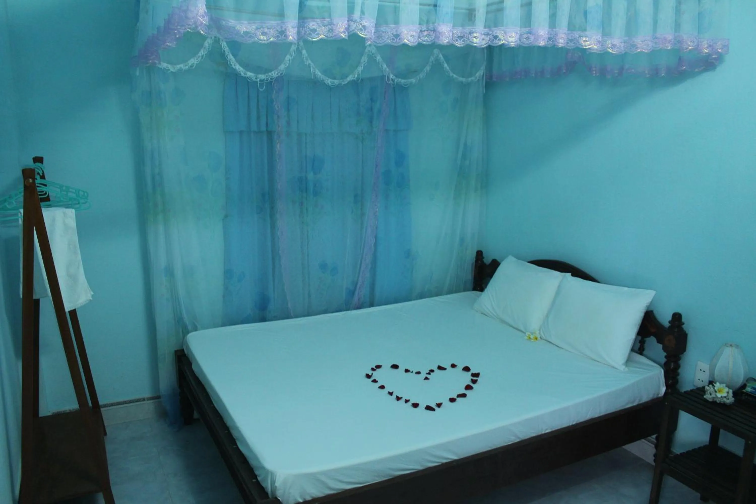 Bed in Cham Island Smiles Homestay