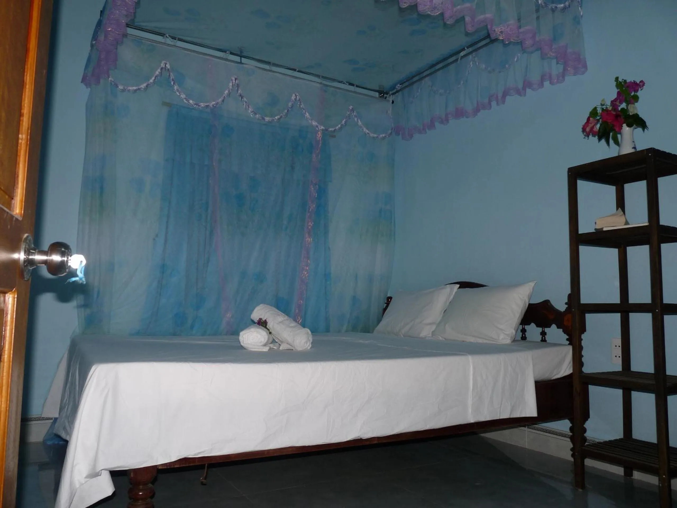 Bed in Cham Island Smiles Homestay