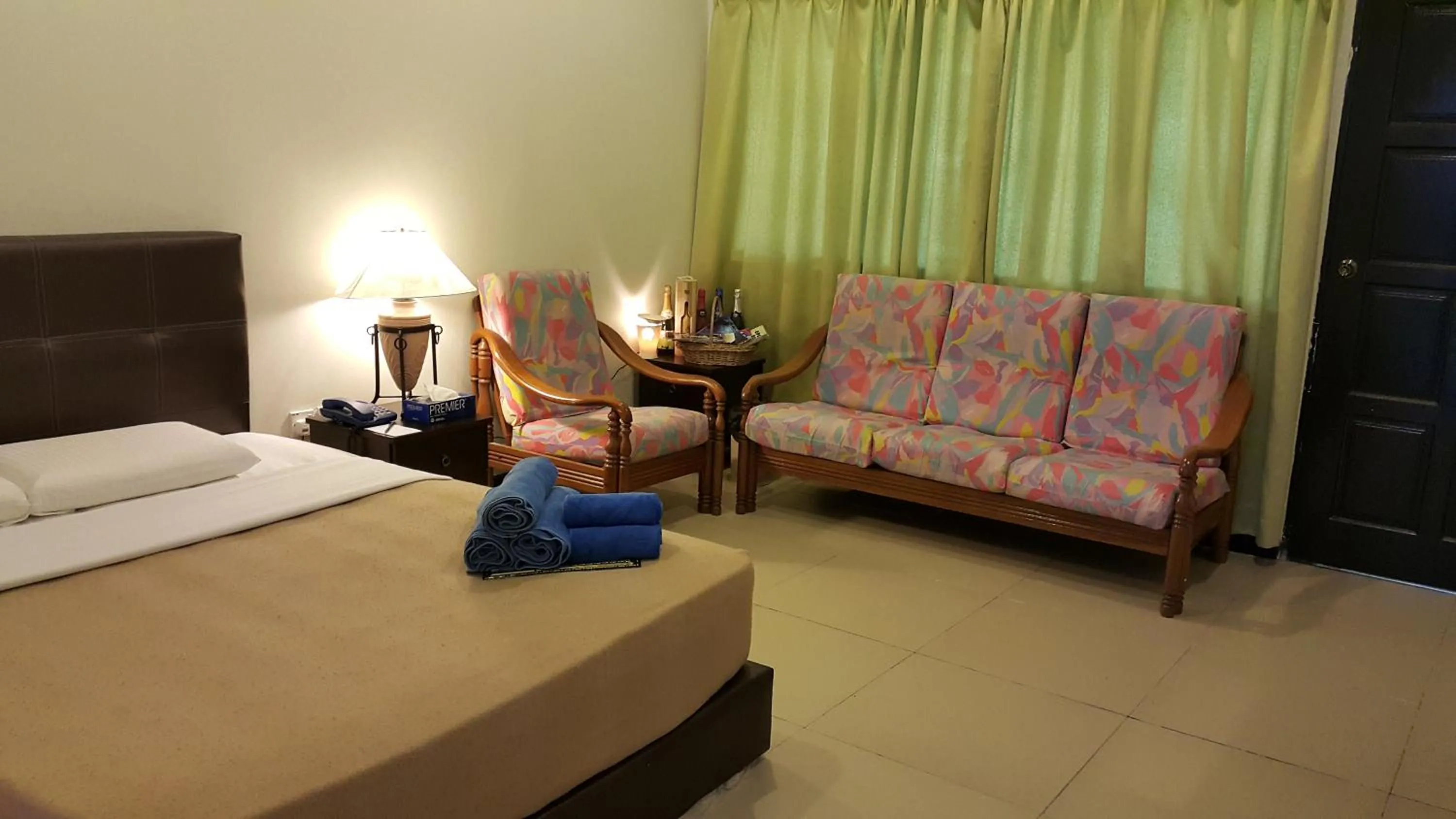 Photo of the whole room, Bed in Crystal Hill R