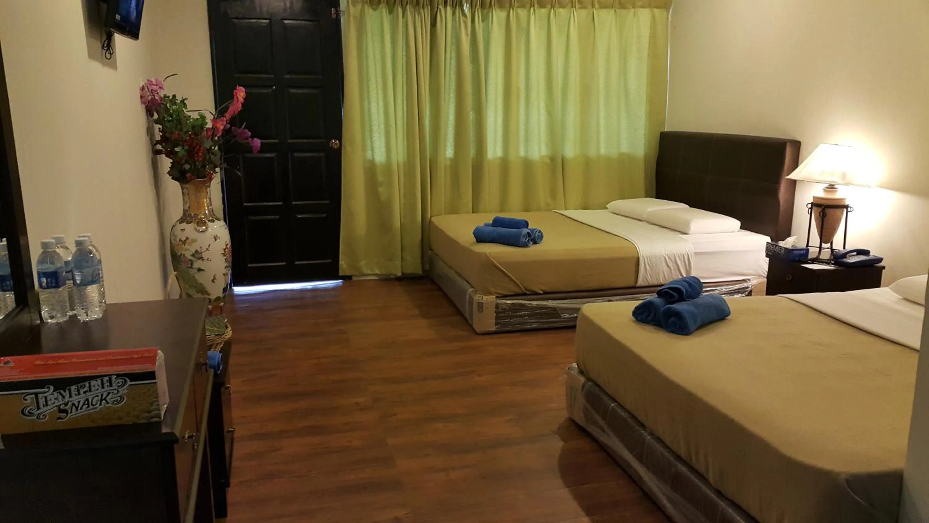 Photo of the whole room, Bed in Crystal Hill R