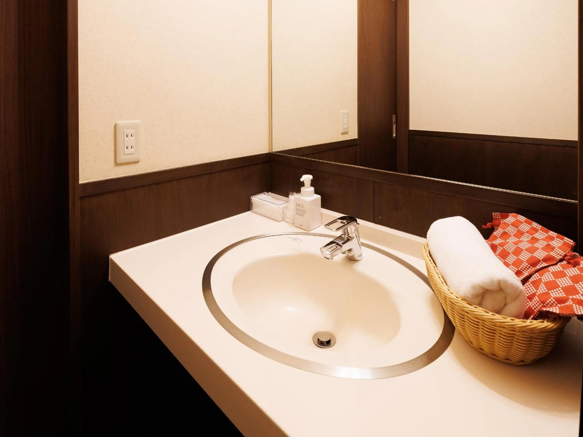 Photo of the whole room in Suwa Grand Shrine Kameya Inn