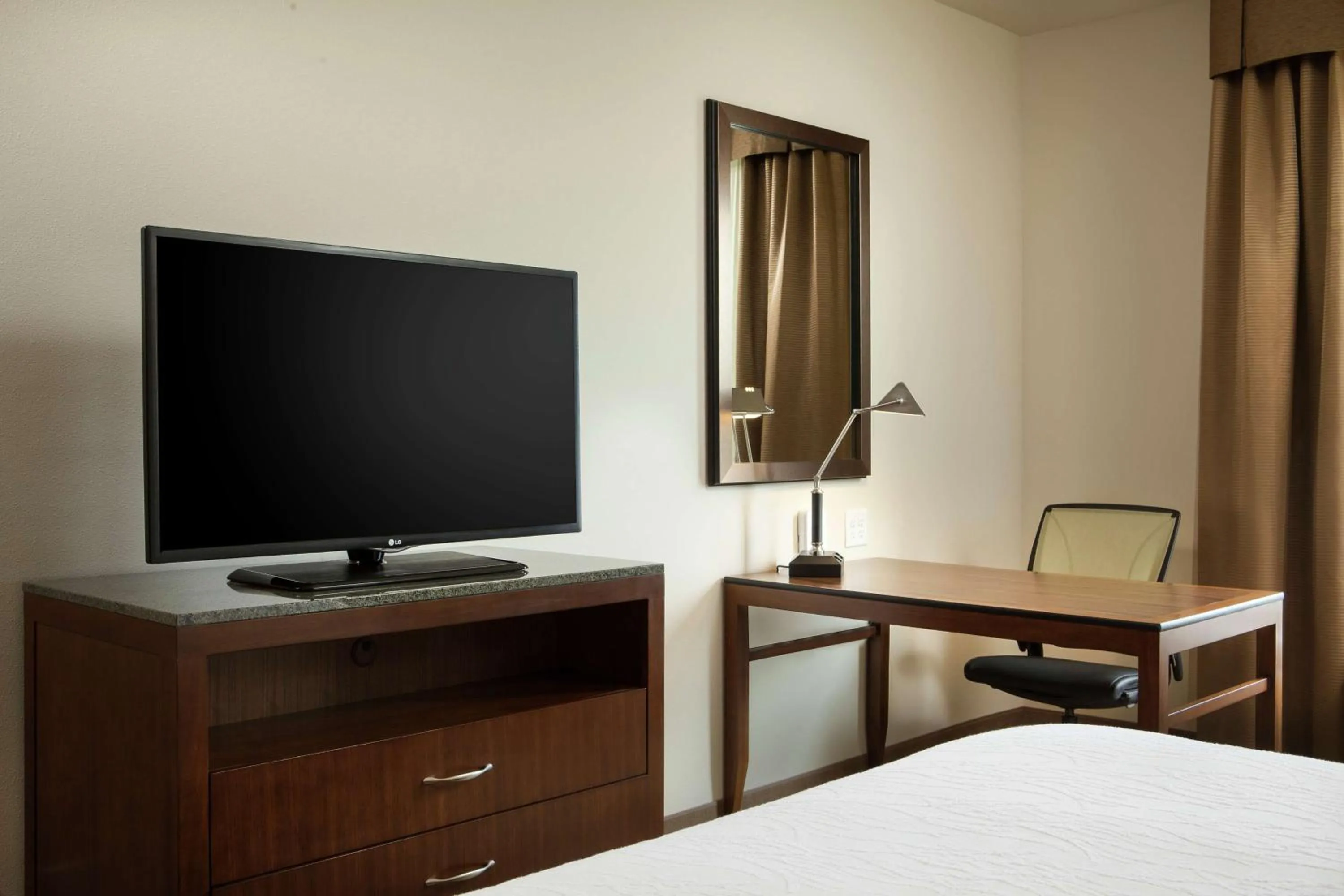 Bedroom, Bed in Hilton Garden Inn Bettendorf/ Quad Cities