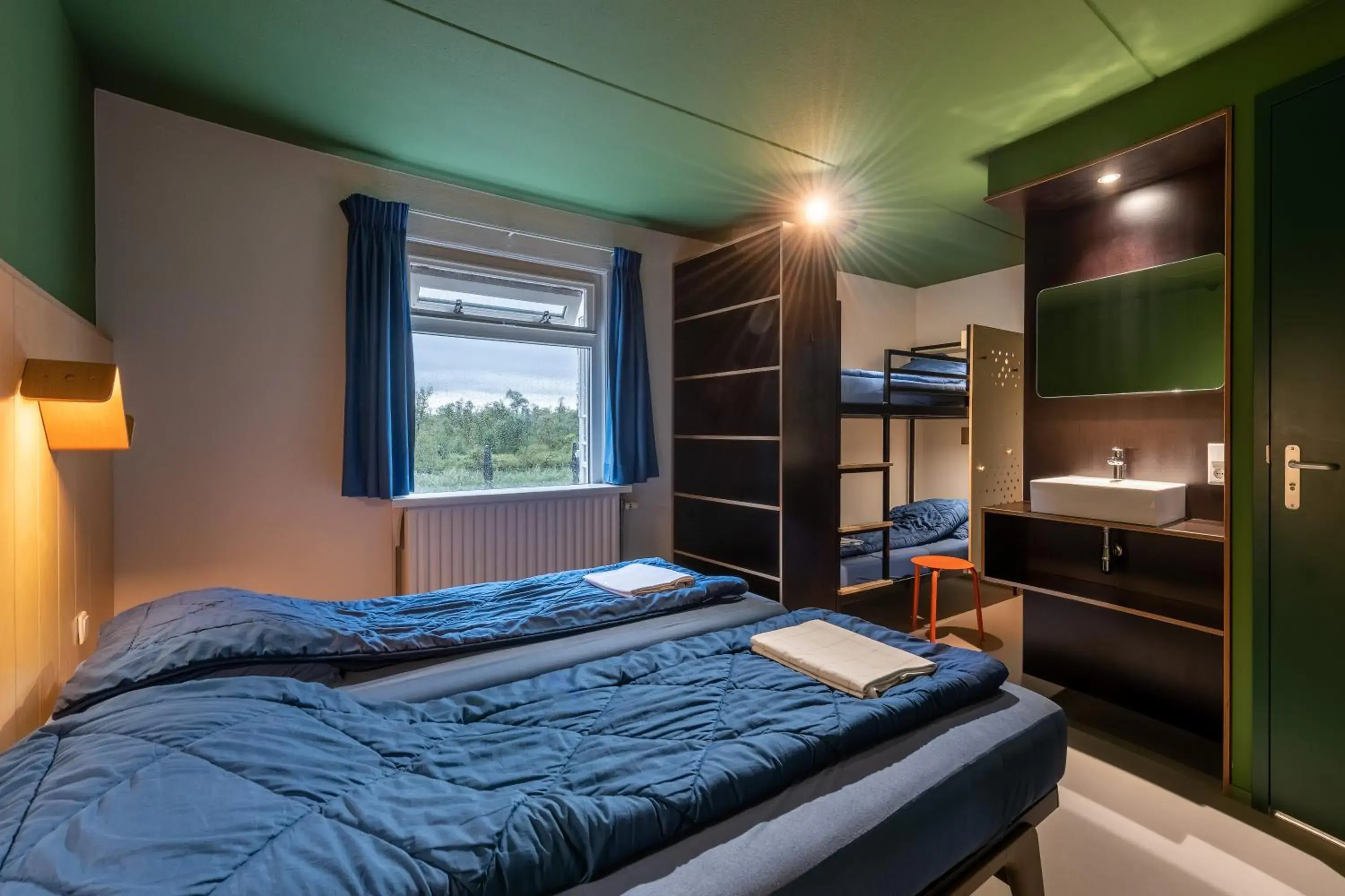 Quadruple Room with Private Bathroom in Stayokay Hostel Dordrecht - Nationaal Park De Biesbosch Quadruple Room with Private Bathroom in Stayokay Hostel Dordrecht - Nationaal Park De Biesbosch